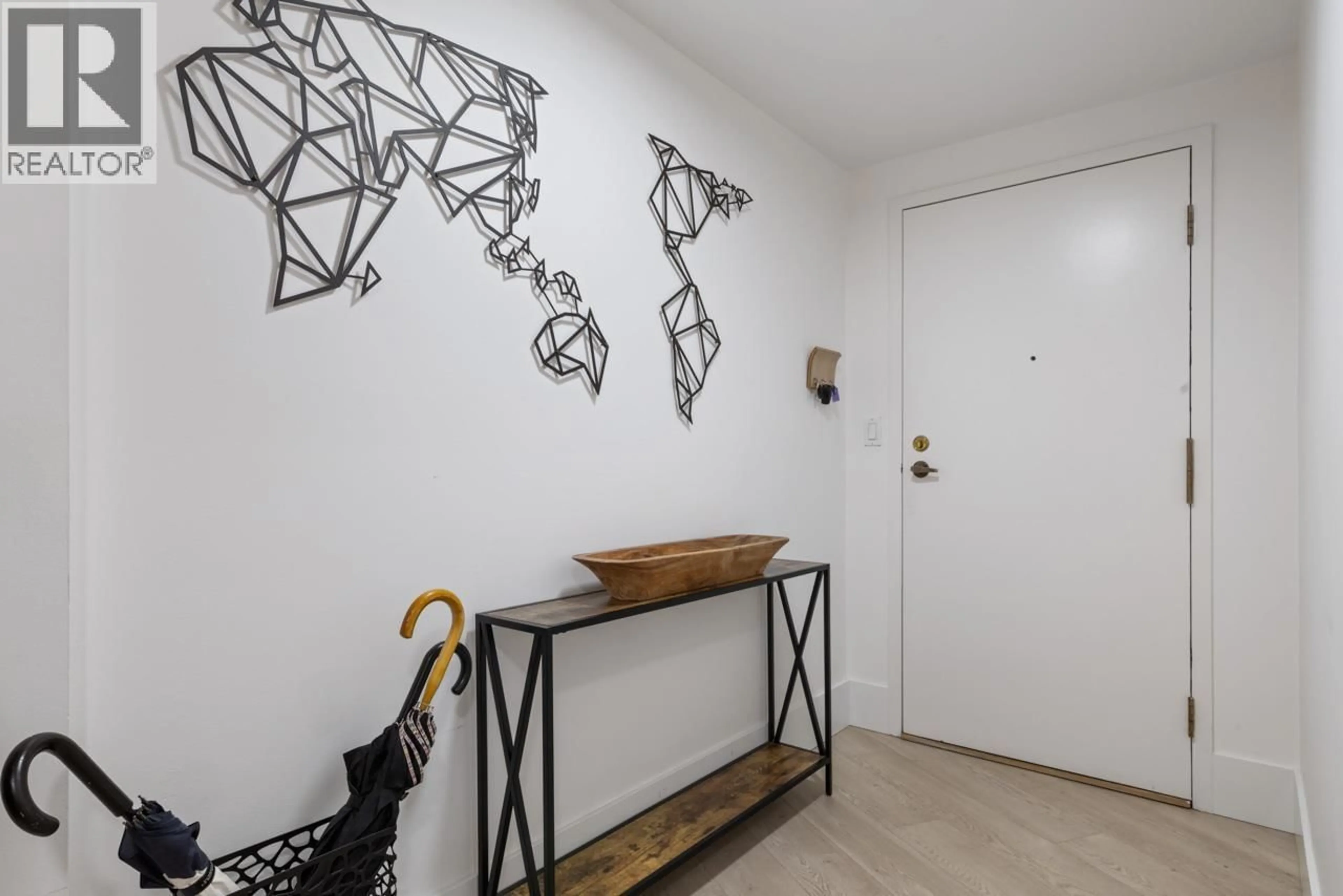 Indoor entryway for 204 - 2410 CORNWALL AVENUE, Vancouver British Columbia V6K1B8
