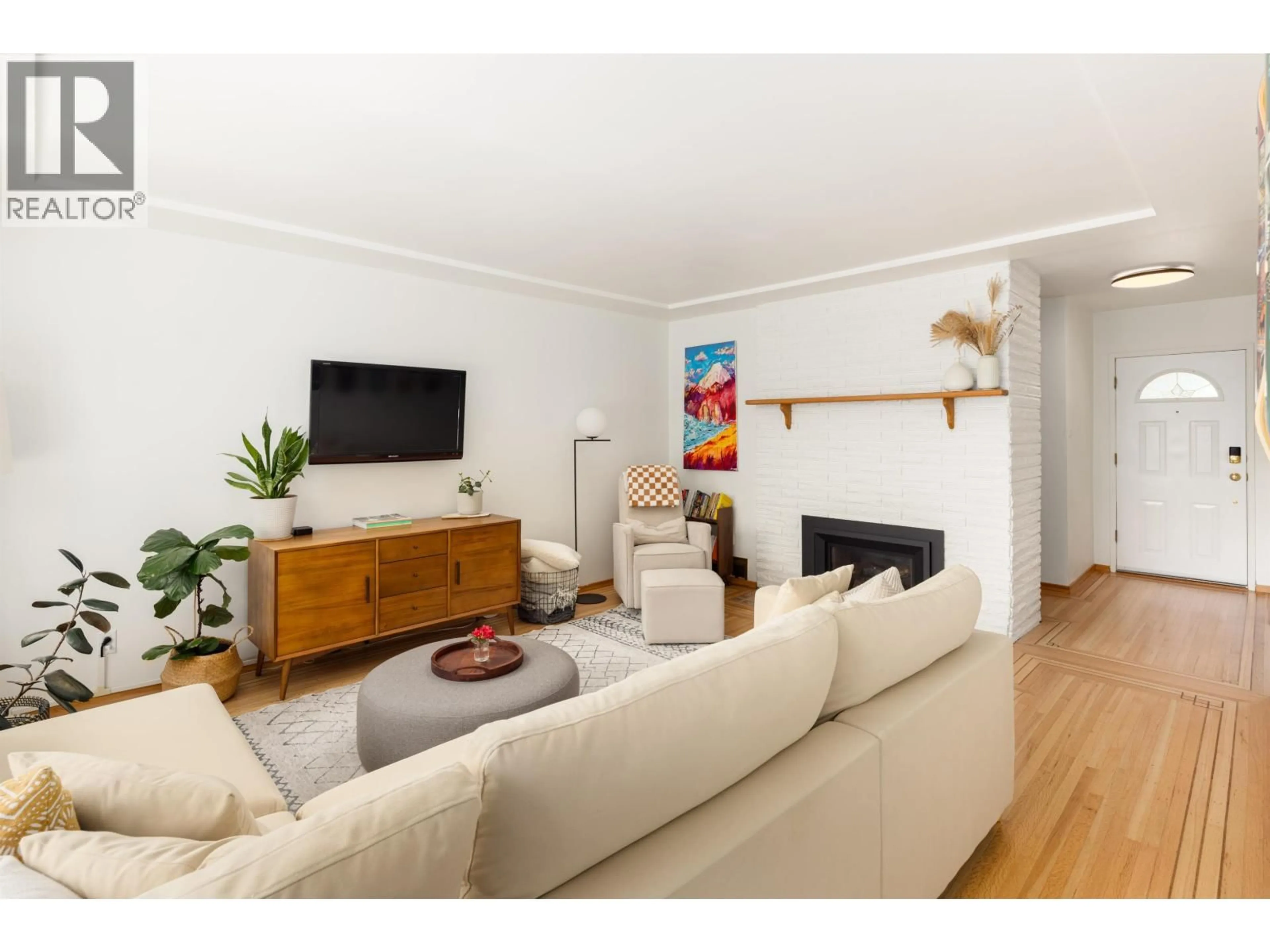 Living room with furniture, wood/laminate floor for 1231 CLOVERLEY STREET, North Vancouver British Columbia V7L1N7