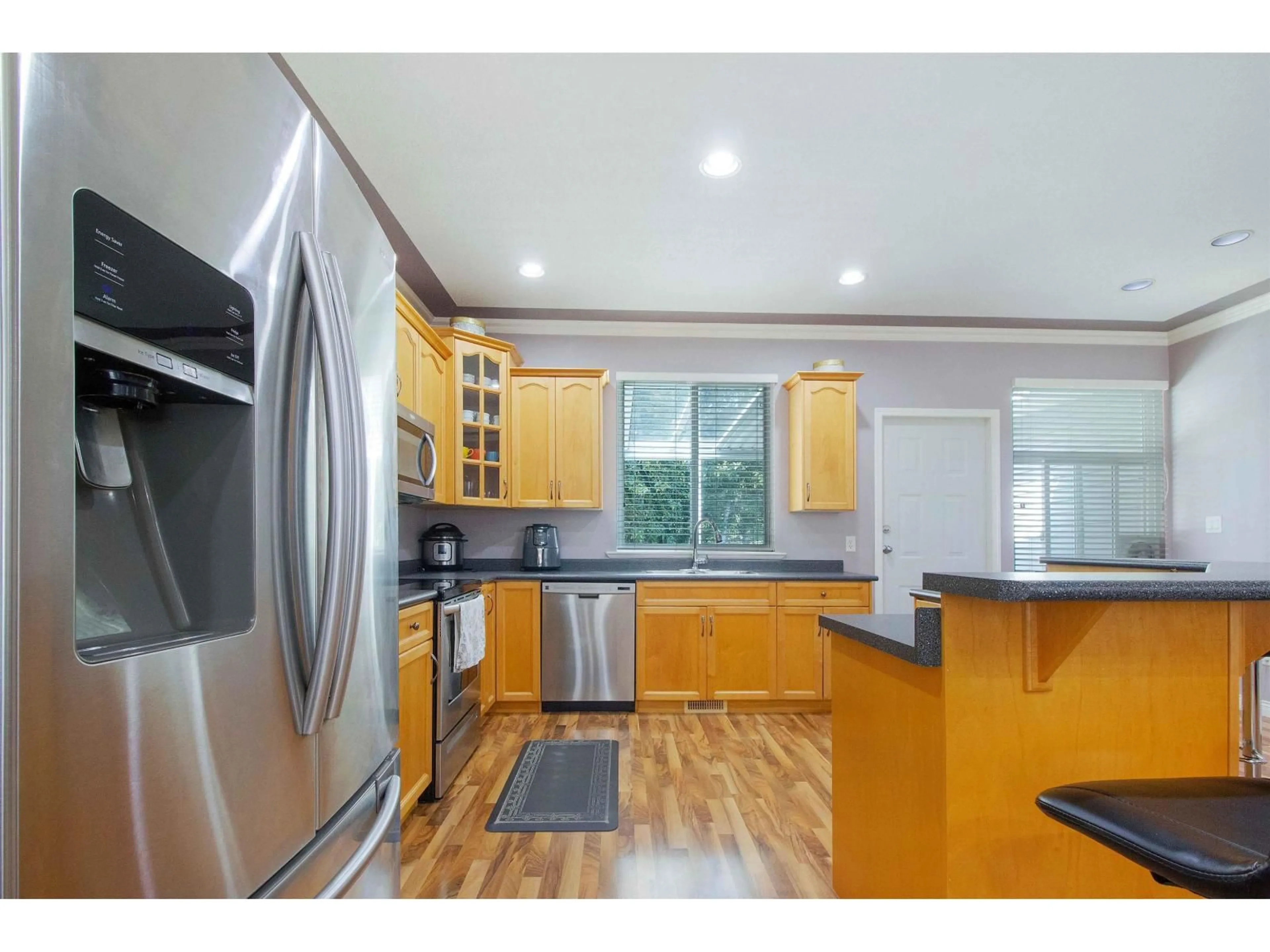 Open concept kitchen, wood/laminate floor for 33577 12 AVENUE, Mission British Columbia V2V6Z6