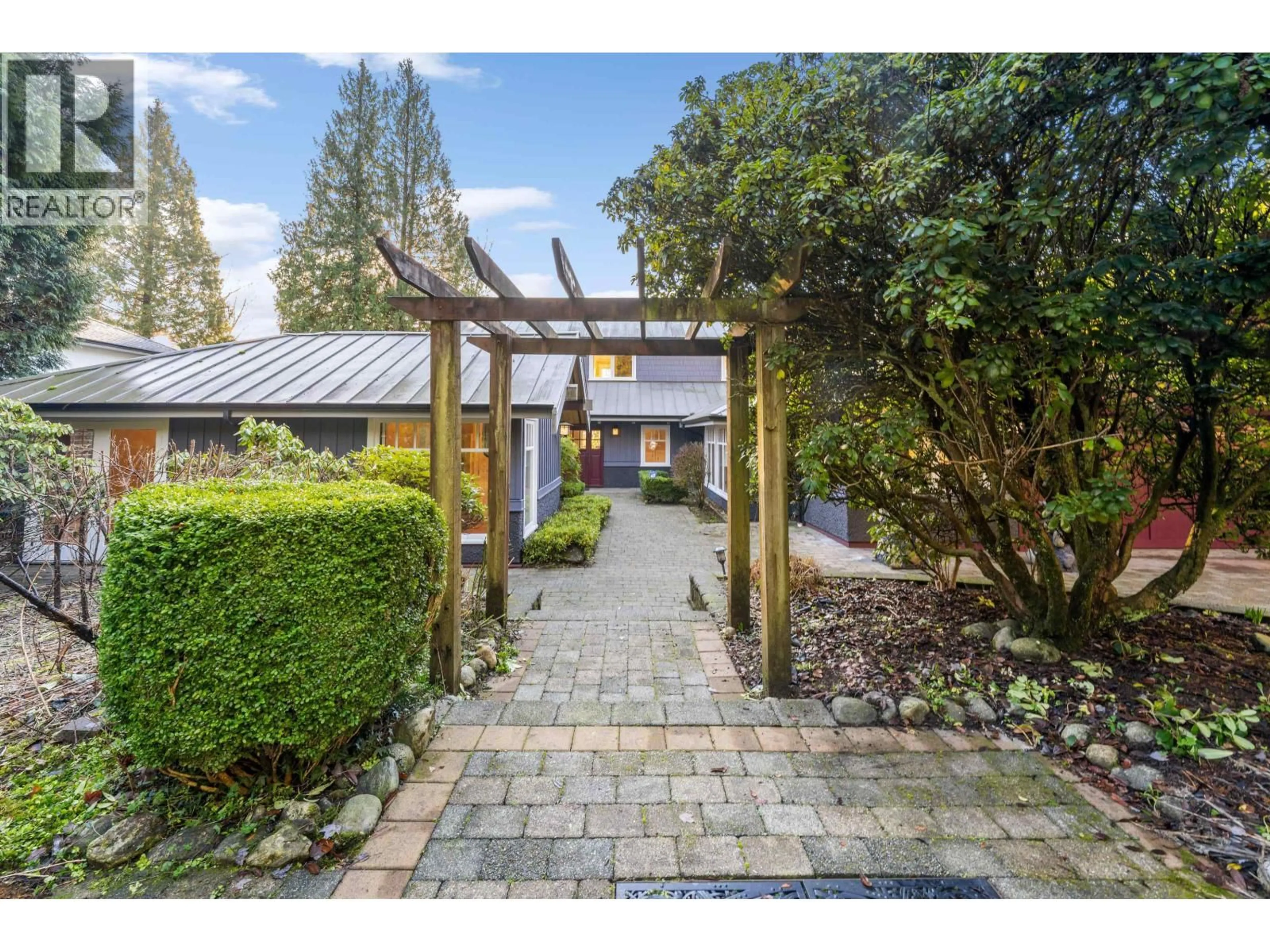A pic from outside/outdoor area/front of a property/back of a property/a pic from drone, street for 366 KEITH ROAD, West Vancouver British Columbia V7T1L7