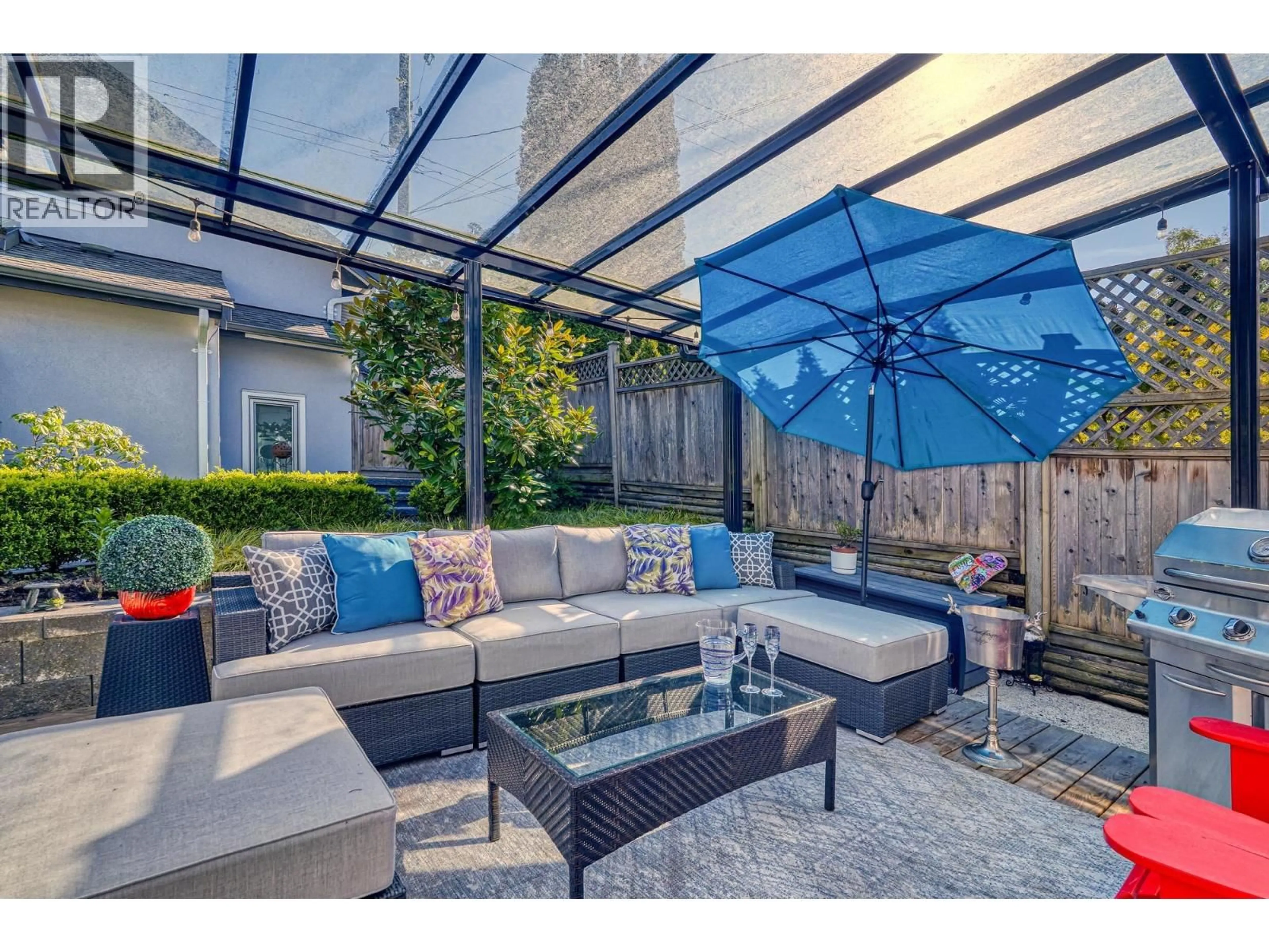 Patio, street for 4218 10TH AVENUE, Vancouver British Columbia V6R2H4