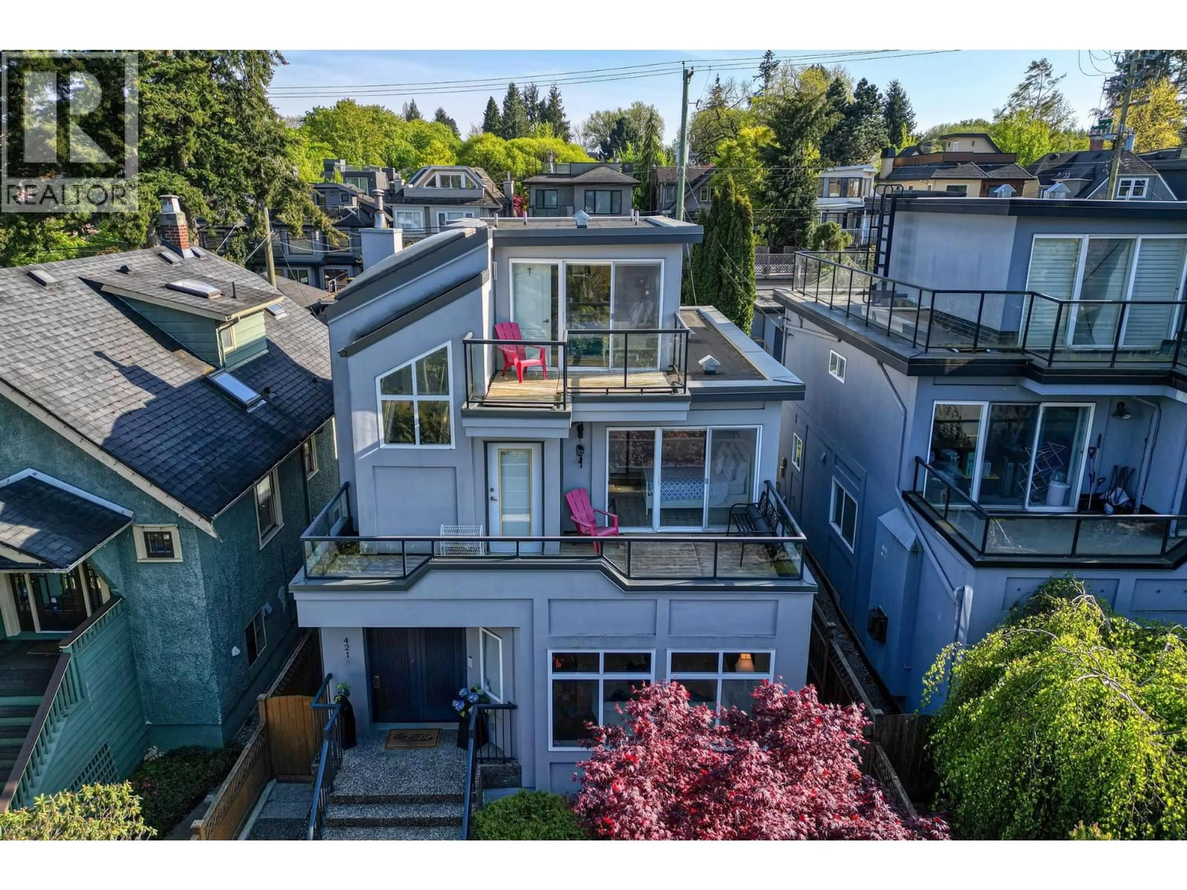 A pic from outside/outdoor area/front of a property/back of a property/a pic from drone, unknown for 4218 10TH AVENUE, Vancouver British Columbia V6R2H4