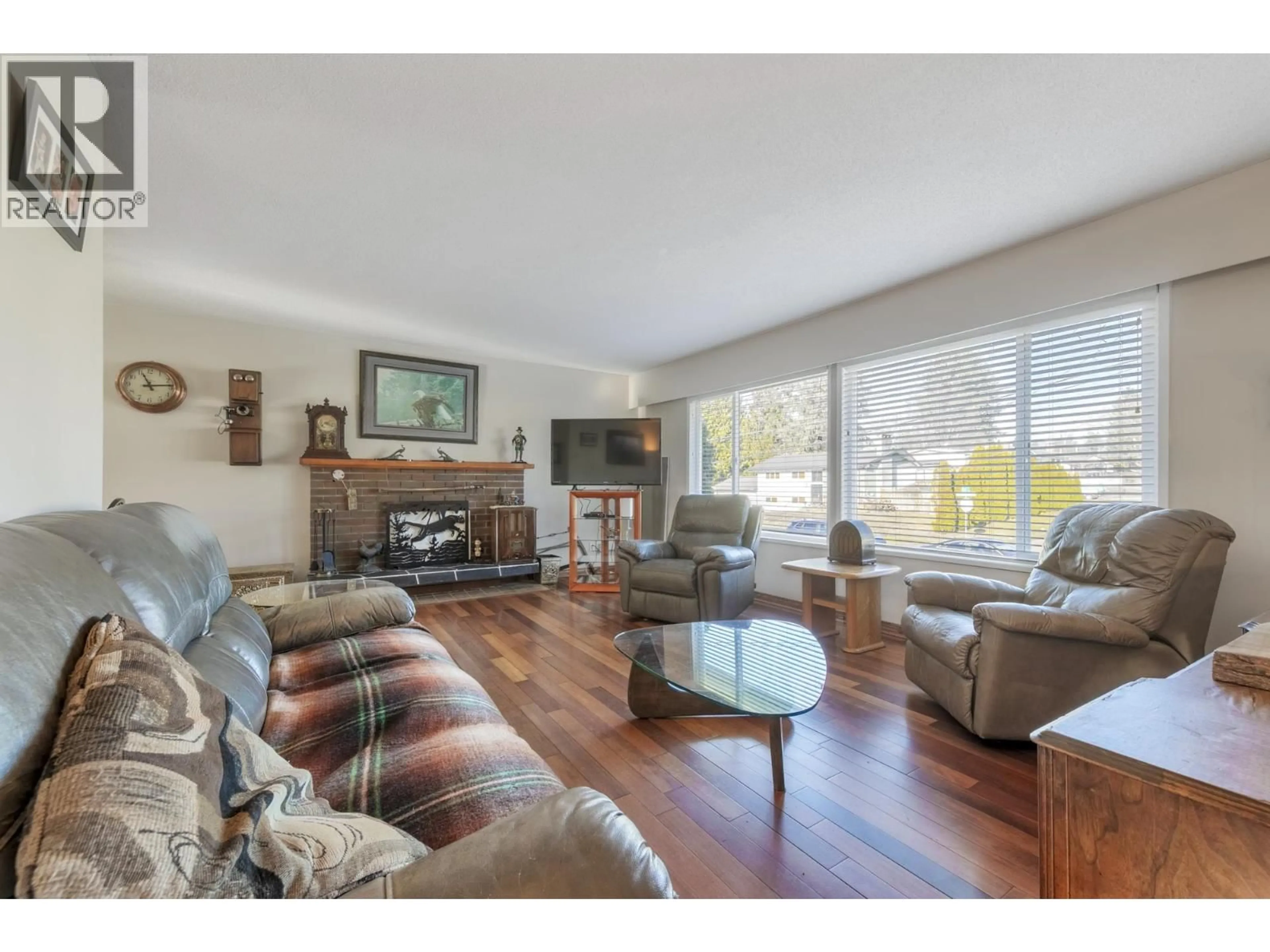 Living room with furniture, wood/laminate floor for 21656 DONOVAN AVENUE, Maple Ridge British Columbia V2X3A3