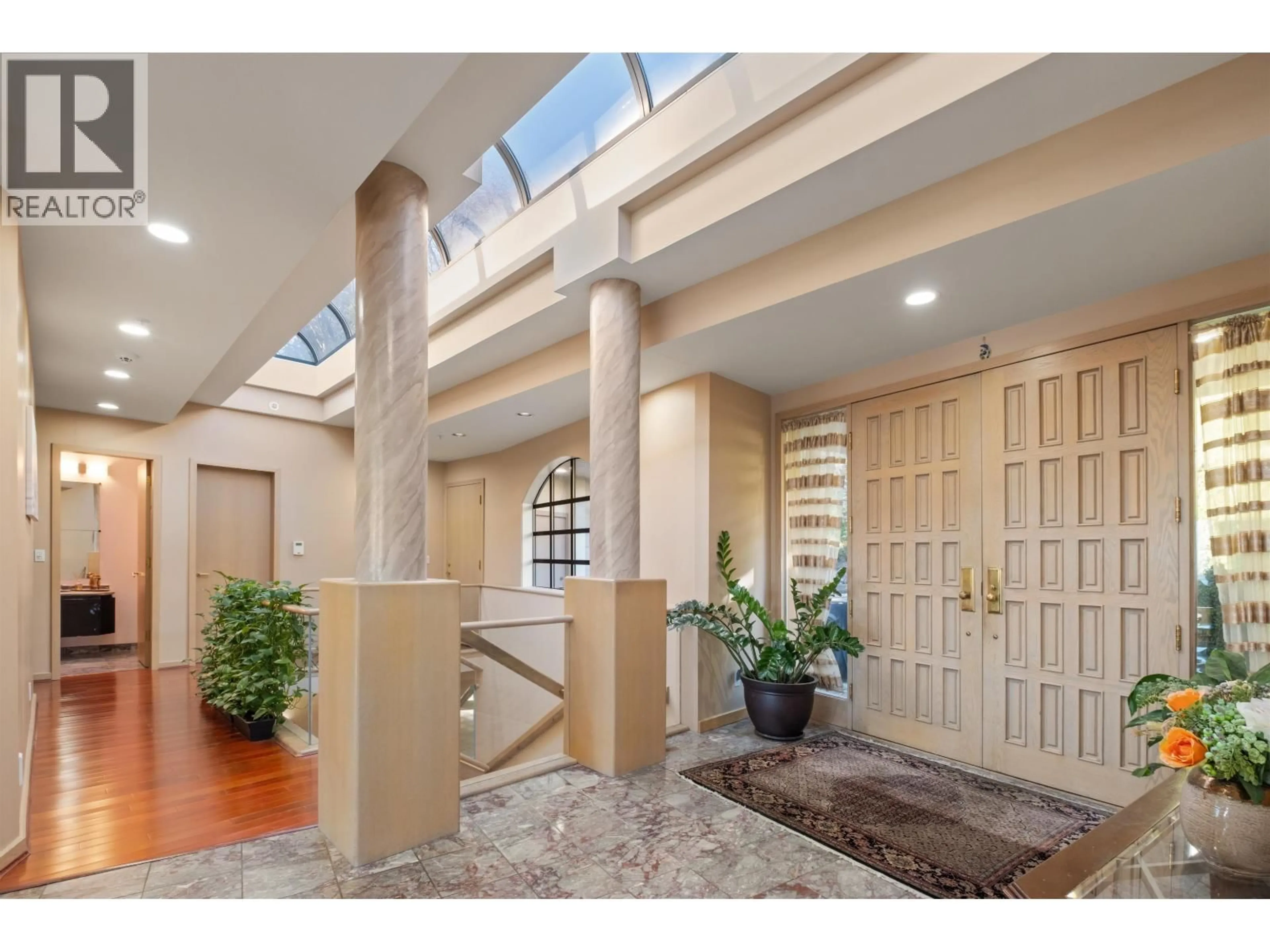 Indoor entryway for 2490 WESTHILL COURT, West Vancouver British Columbia V7S3A5