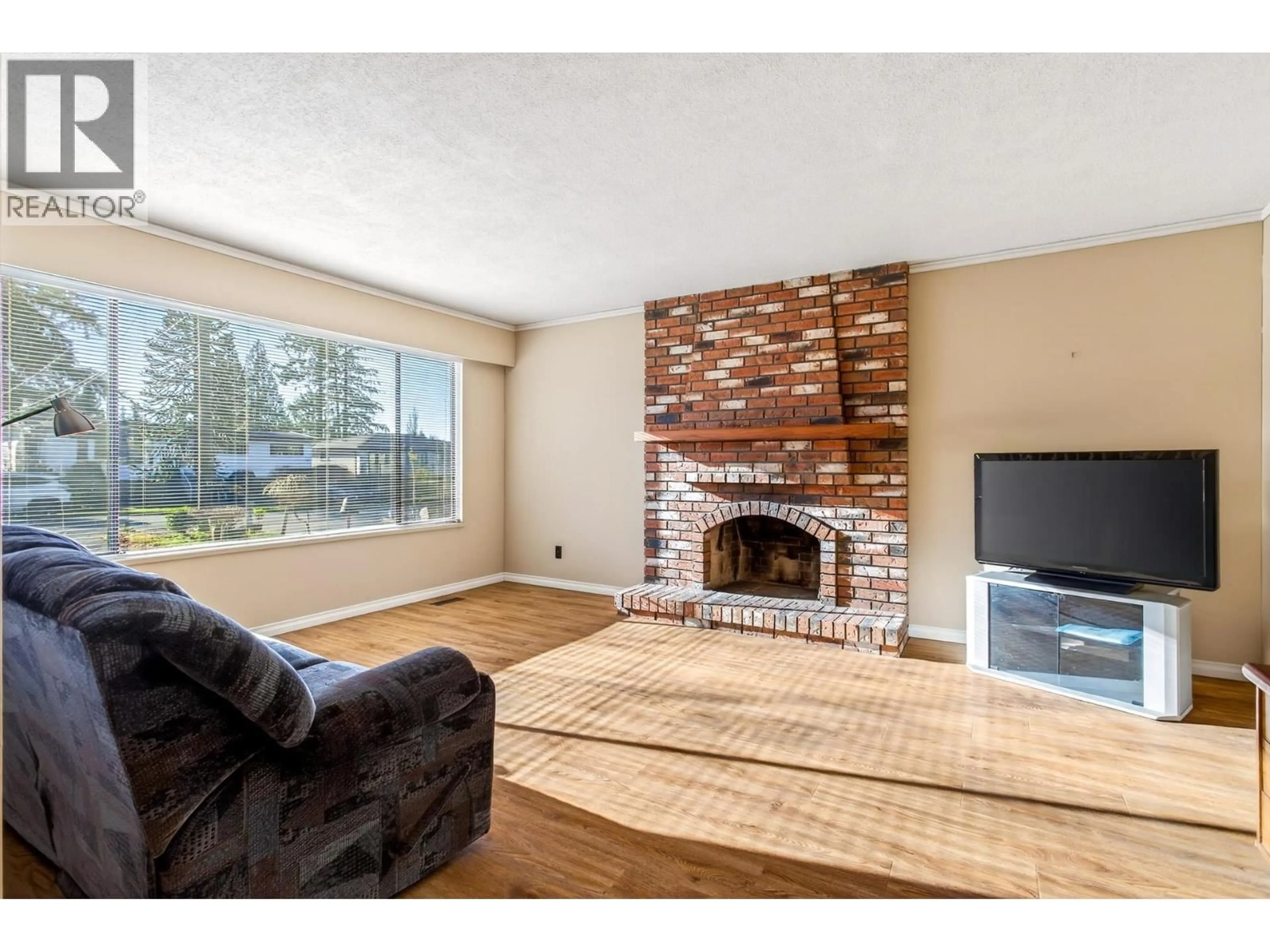 Living room with furniture, wood/laminate floor for 1347 CORNELL AVENUE, Coquitlam British Columbia V3J2Z8