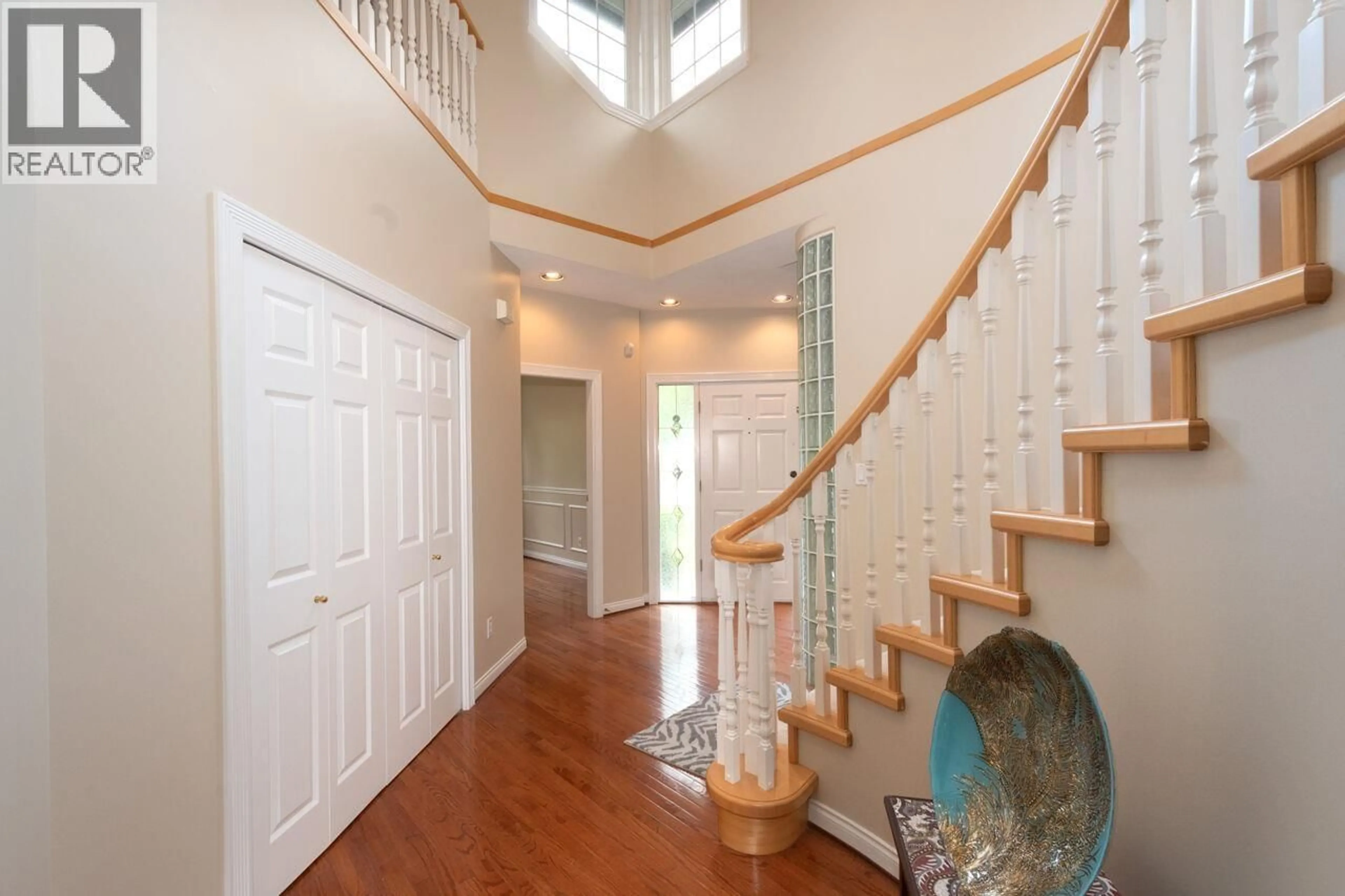 Indoor foyer for 1273 ELDON ROAD, North Vancouver British Columbia V7R1T5