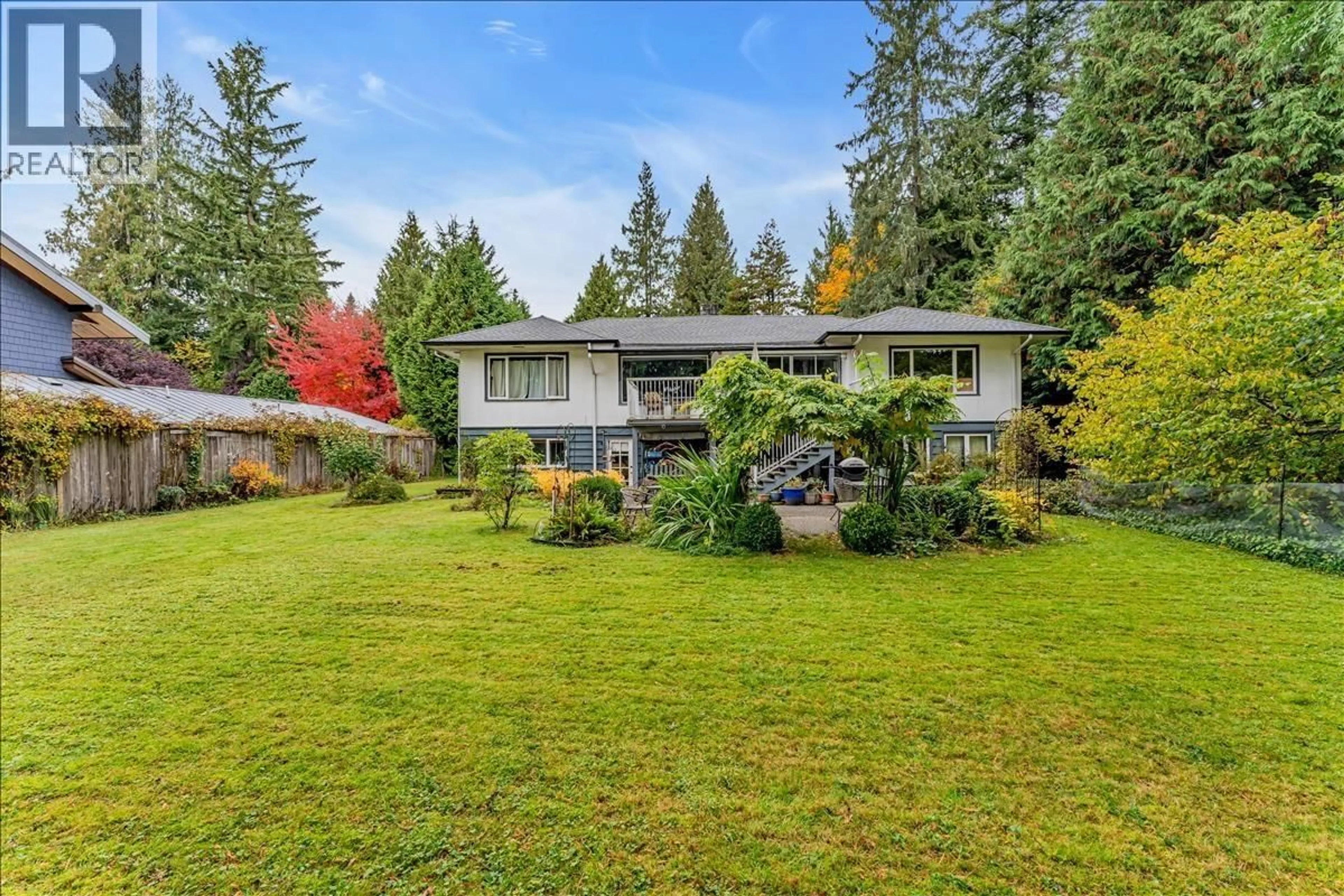A pic from outside/outdoor area/front of a property/back of a property/a pic from drone, unknown for 360 KEITH ROAD, West Vancouver British Columbia V7T1L7