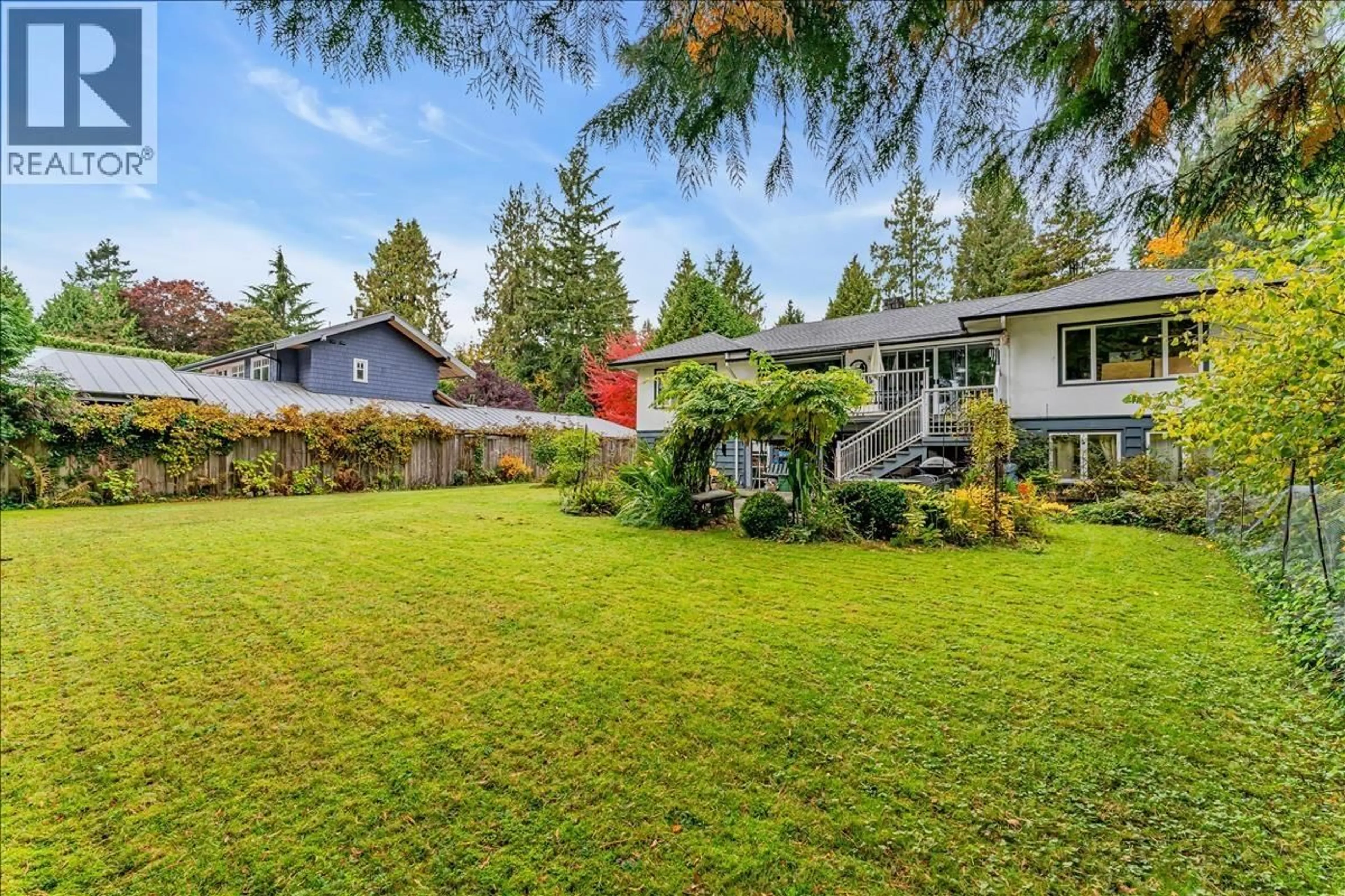 A pic from outside/outdoor area/front of a property/back of a property/a pic from drone, unknown for 360 KEITH ROAD, West Vancouver British Columbia V7T1L7