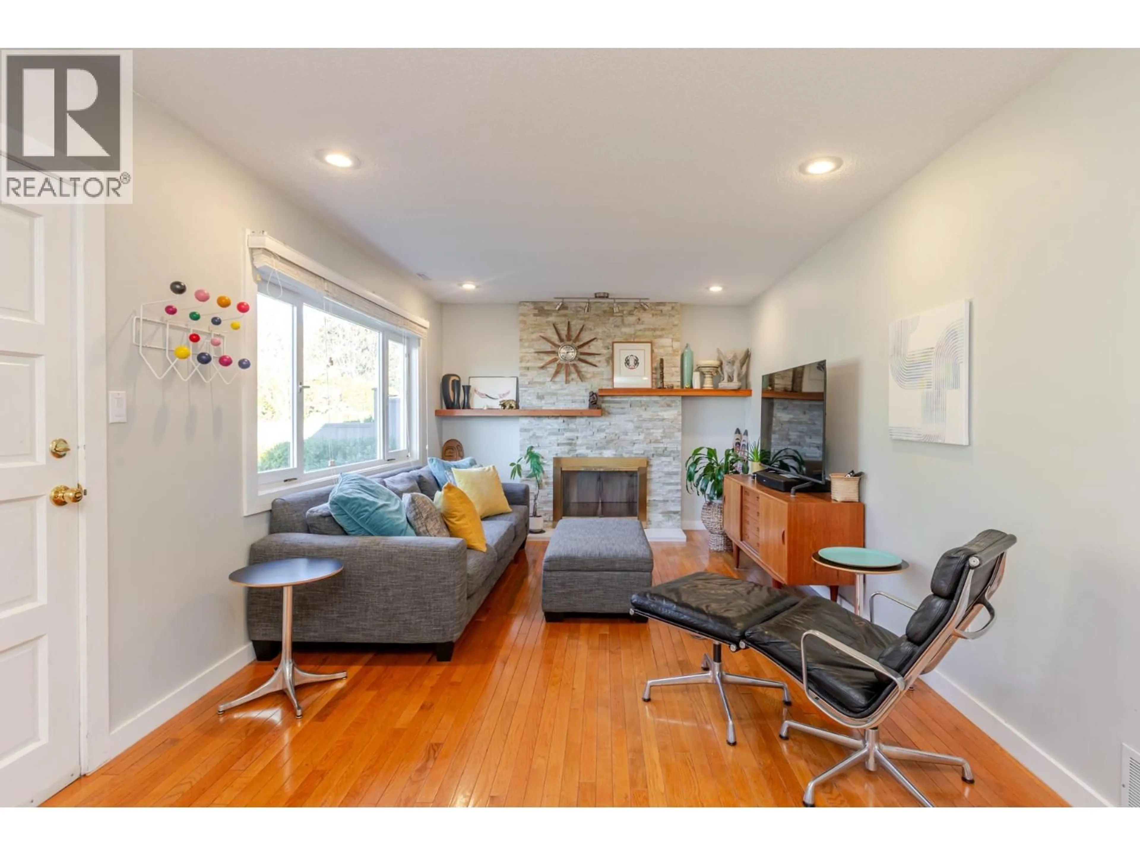 Living room with furniture, wood/laminate floor for 3454 LIVERPOOL STREET, Port Coquitlam British Columbia V3B3W1