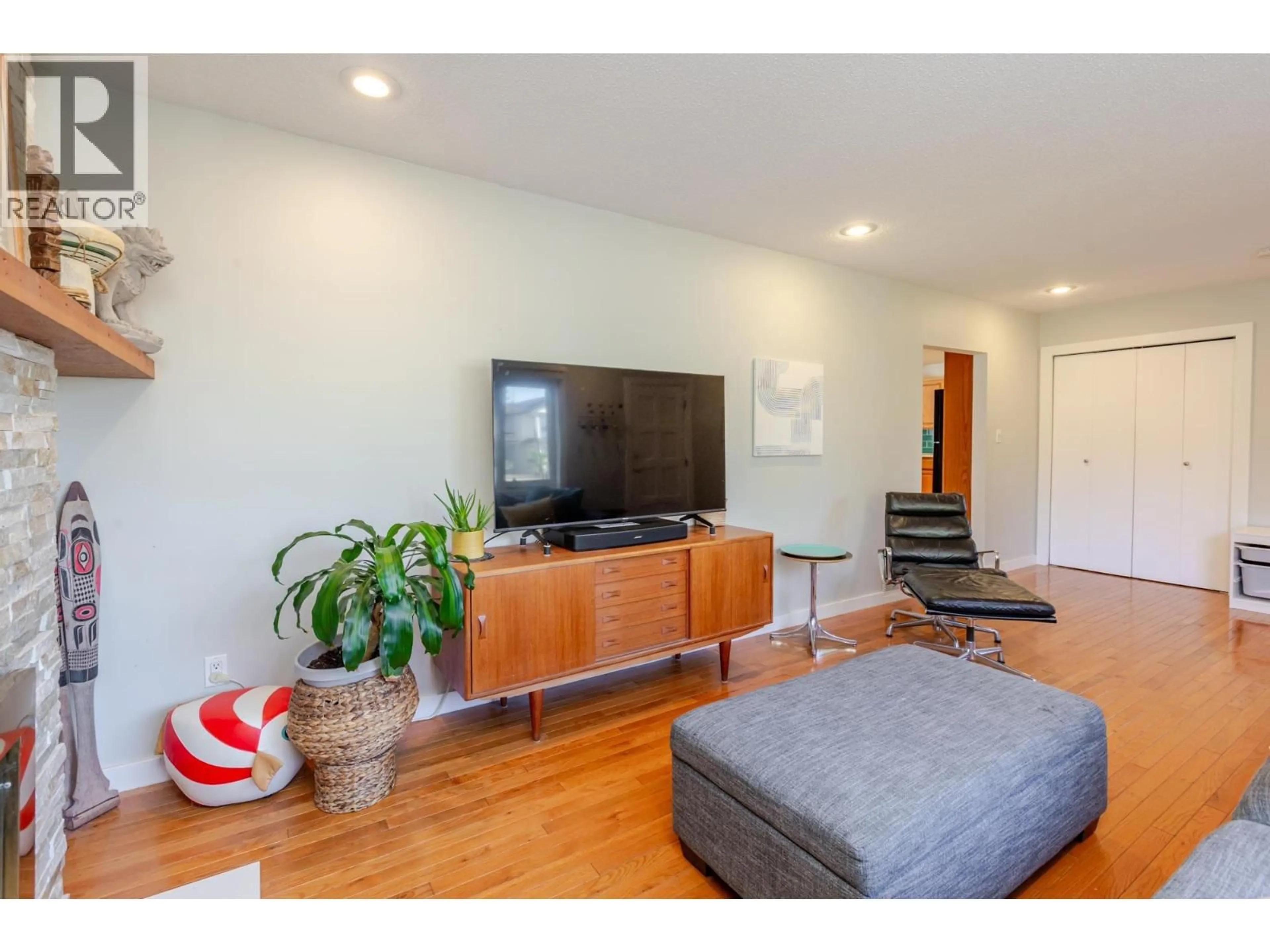 Living room with furniture, wood/laminate floor for 3454 LIVERPOOL STREET, Port Coquitlam British Columbia V3B3W1