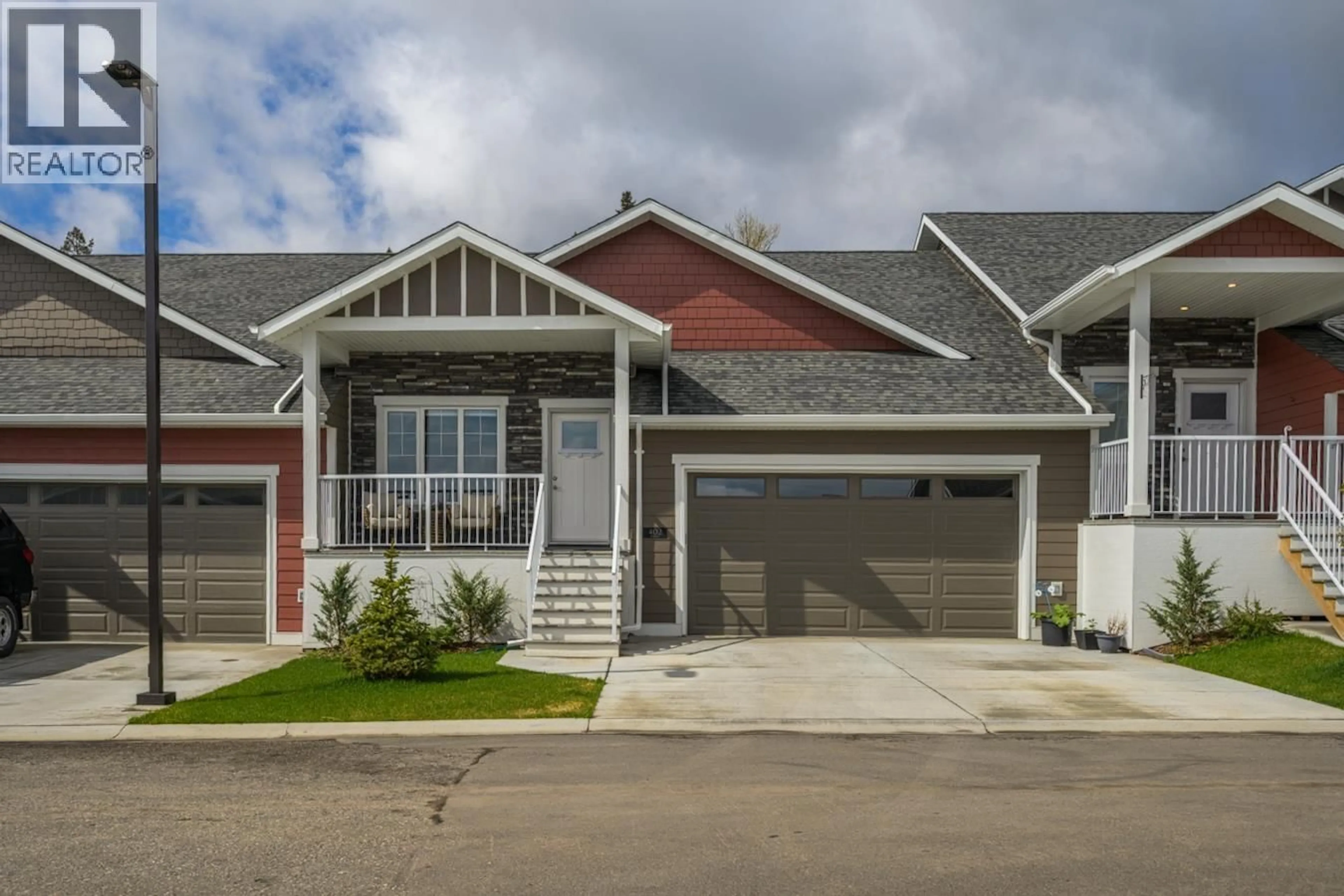 Home with vinyl exterior material, street for 402 - 2425 ROWE STREET, Prince George British Columbia V2N0J3