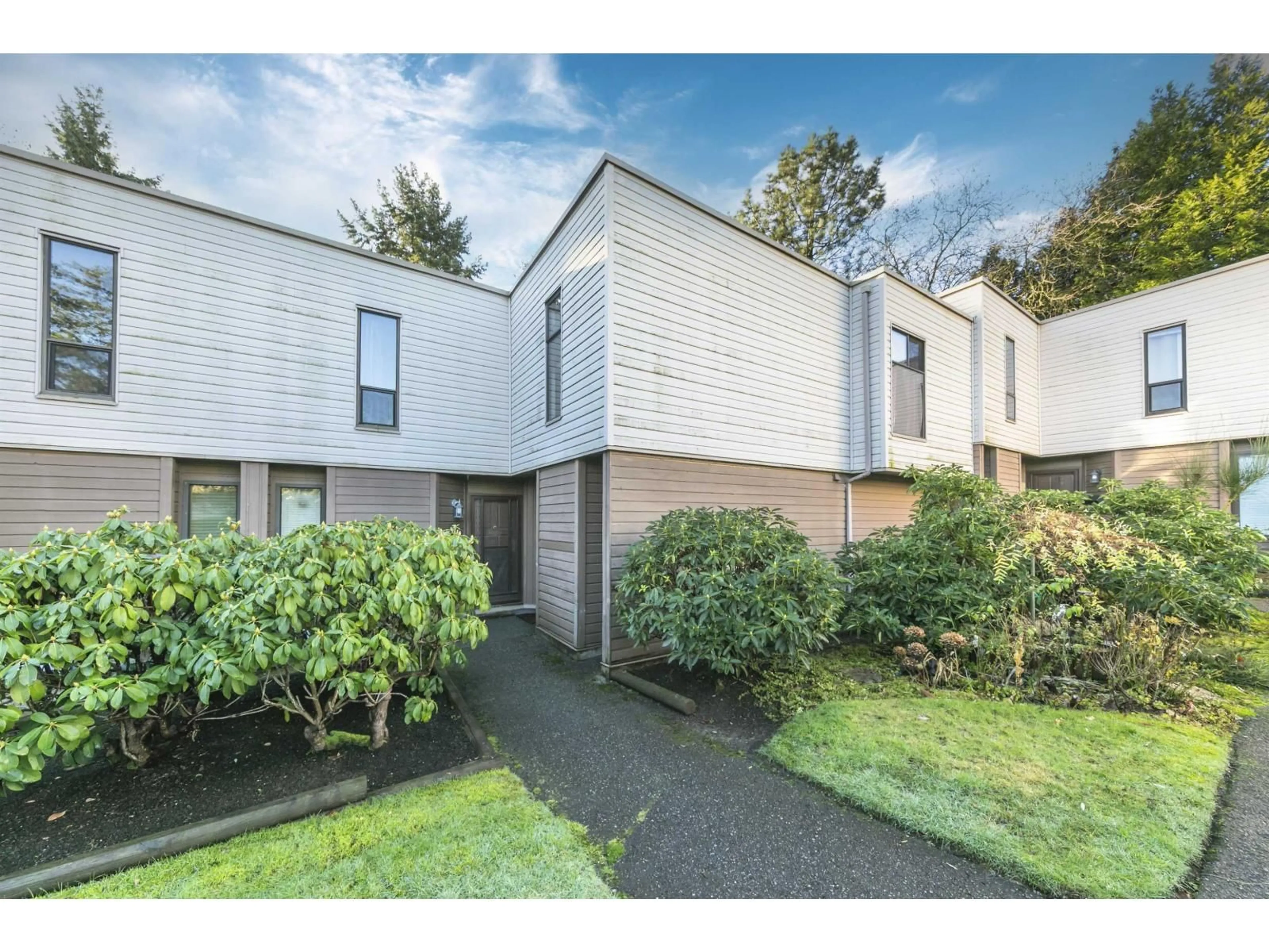 A pic from outside/outdoor area/front of a property/back of a property/a pic from drone, street for 10 - 9400 128 STREET, Surrey British Columbia V3V5N4