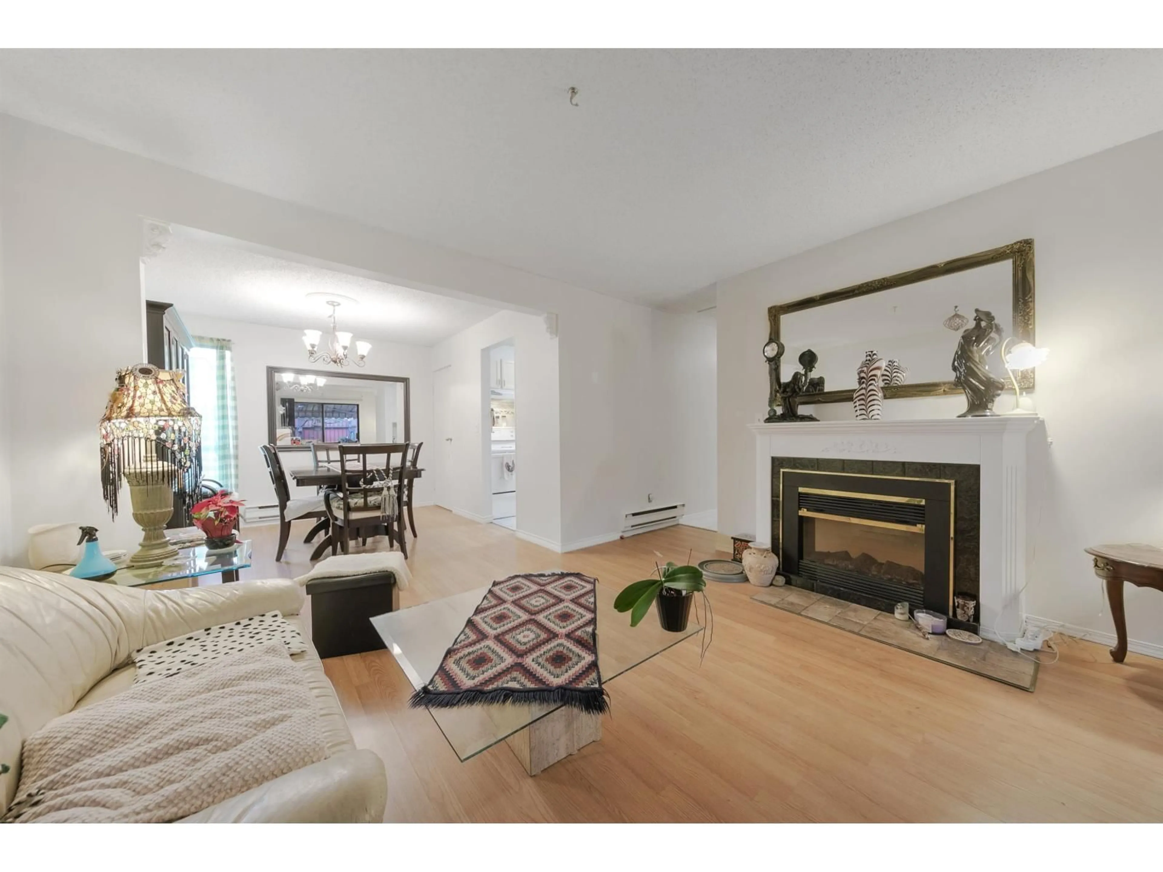 Living room with furniture, unknown for 10 - 9400 128 STREET, Surrey British Columbia V3V5N4