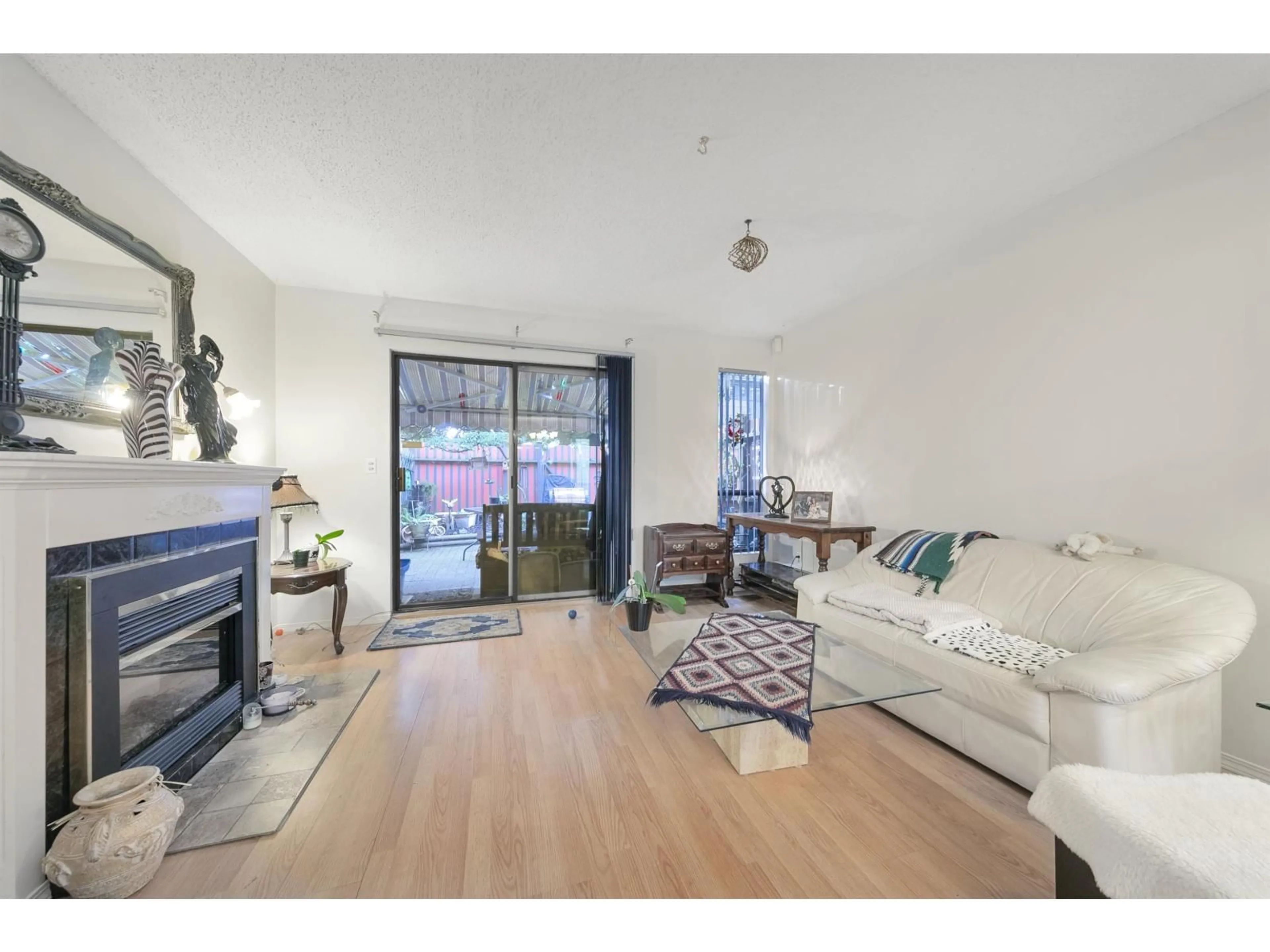 Living room with furniture, wood/laminate floor for 10 - 9400 128 STREET, Surrey British Columbia V3V5N4