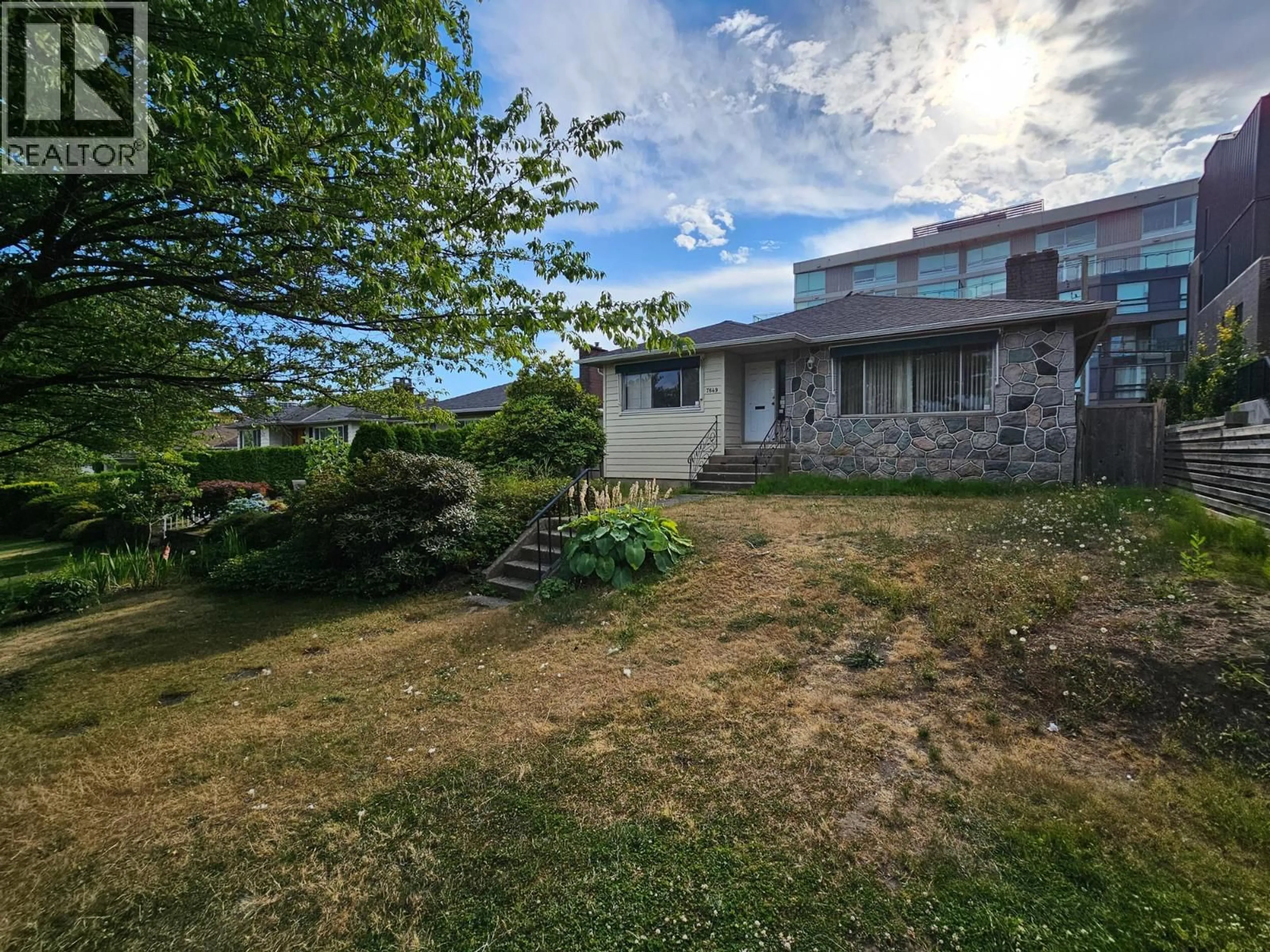 A pic from outside/outdoor area/front of a property/back of a property/a pic from drone, unknown for 7649 YUKON STREET, Vancouver British Columbia V5X2Y4