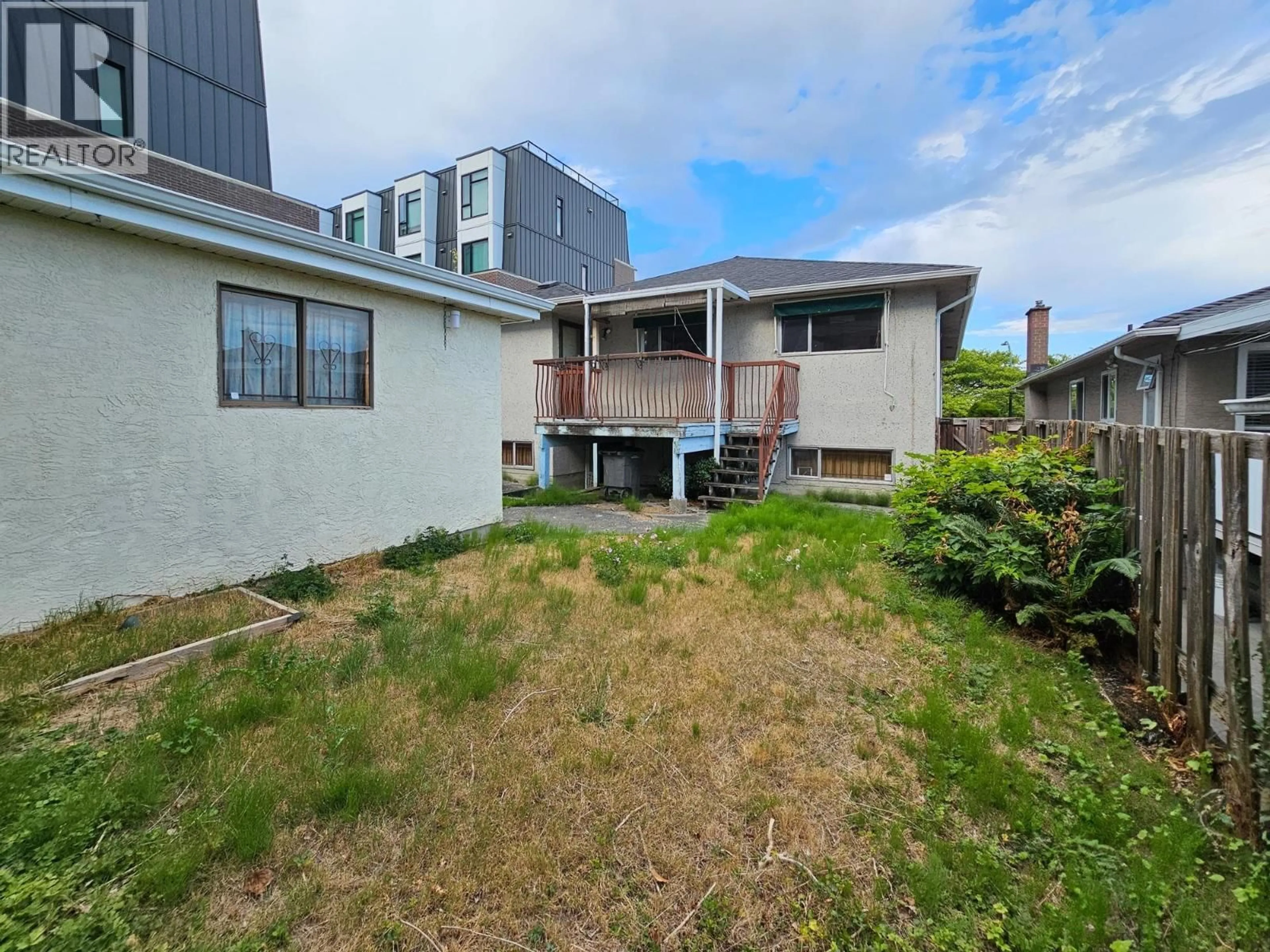 A pic from outside/outdoor area/front of a property/back of a property/a pic from drone, building for 7649 YUKON STREET, Vancouver British Columbia V5X2Y4