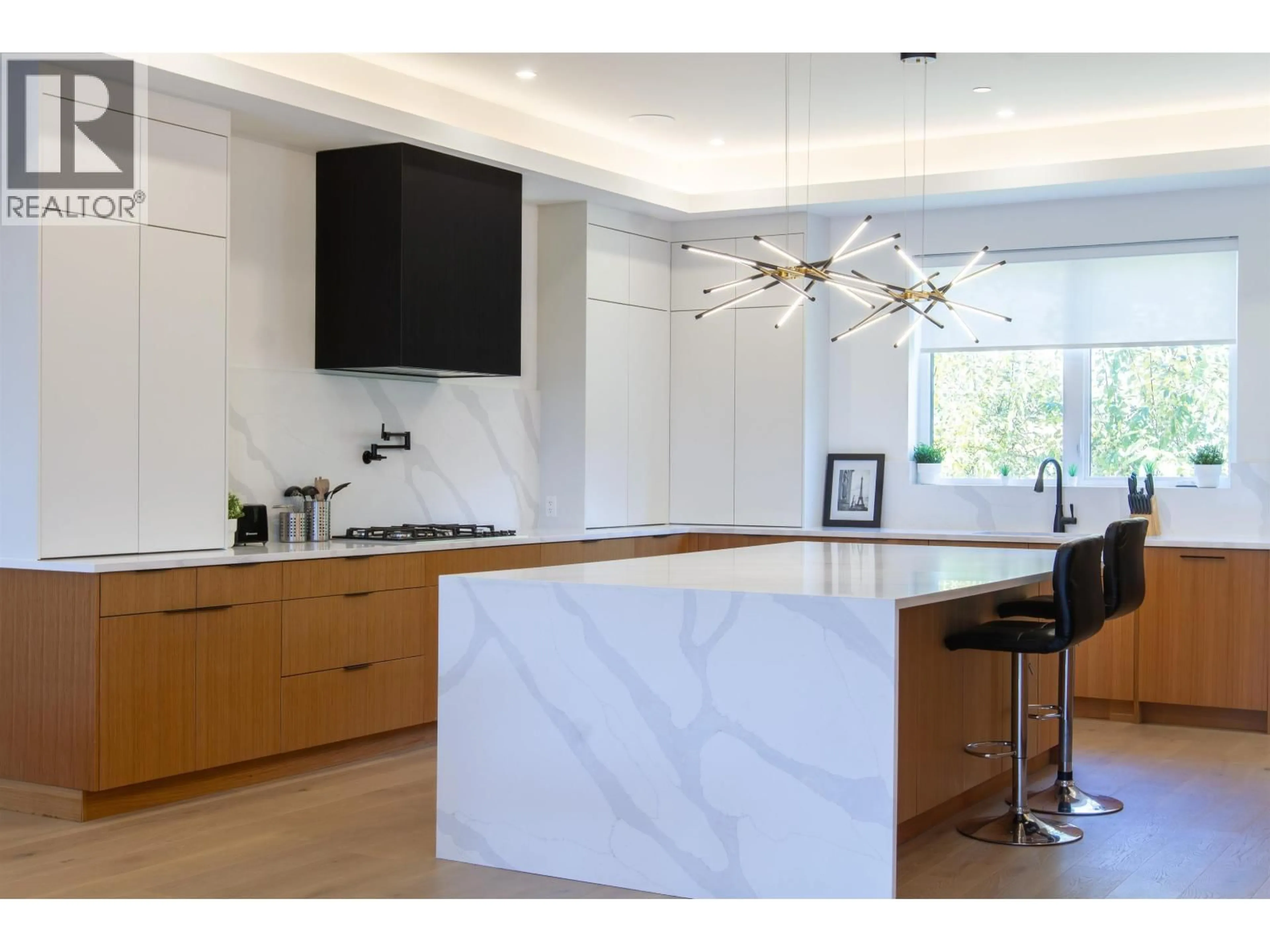 Contemporary kitchen, unknown for 8 - 3385 MAMQUAM ROAD, Squamish British Columbia V8B0E3