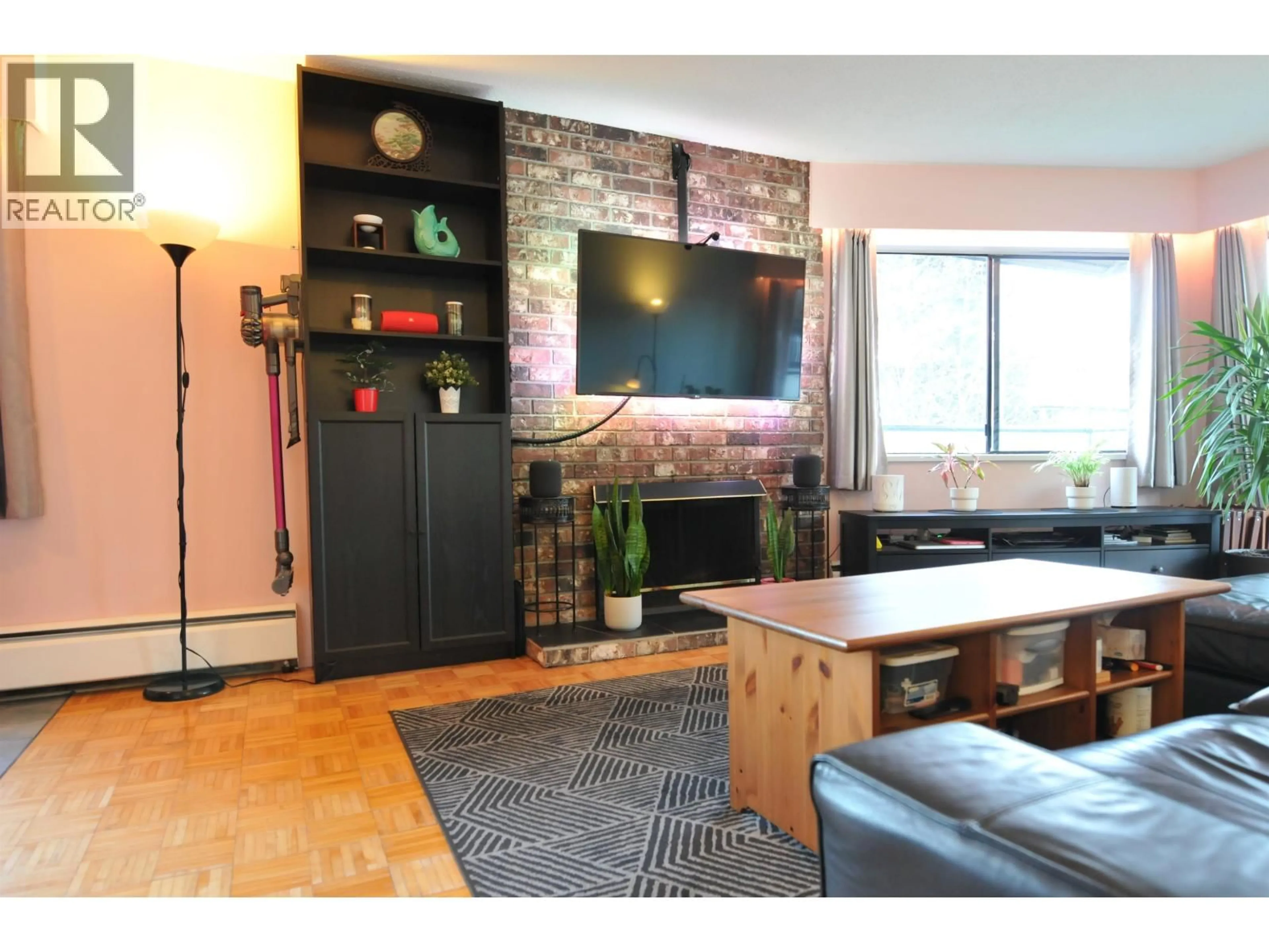 Living room with furniture, wood/laminate floor for 209 - 930 7TH AVENUE, Vancouver British Columbia V5T1P6