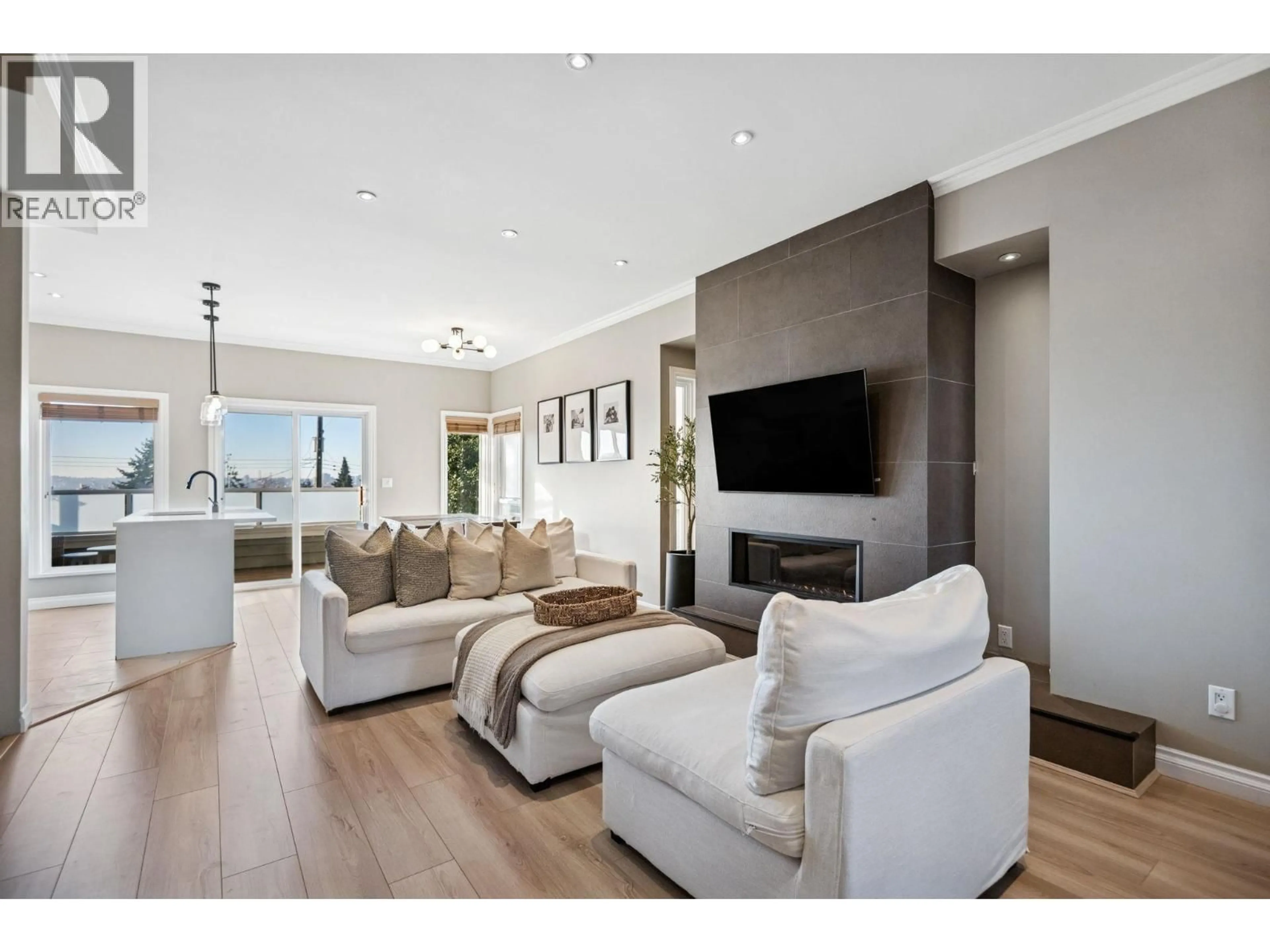 Living room with furniture, unknown for 333 KEITH ROAD, North Vancouver British Columbia V7L1V6