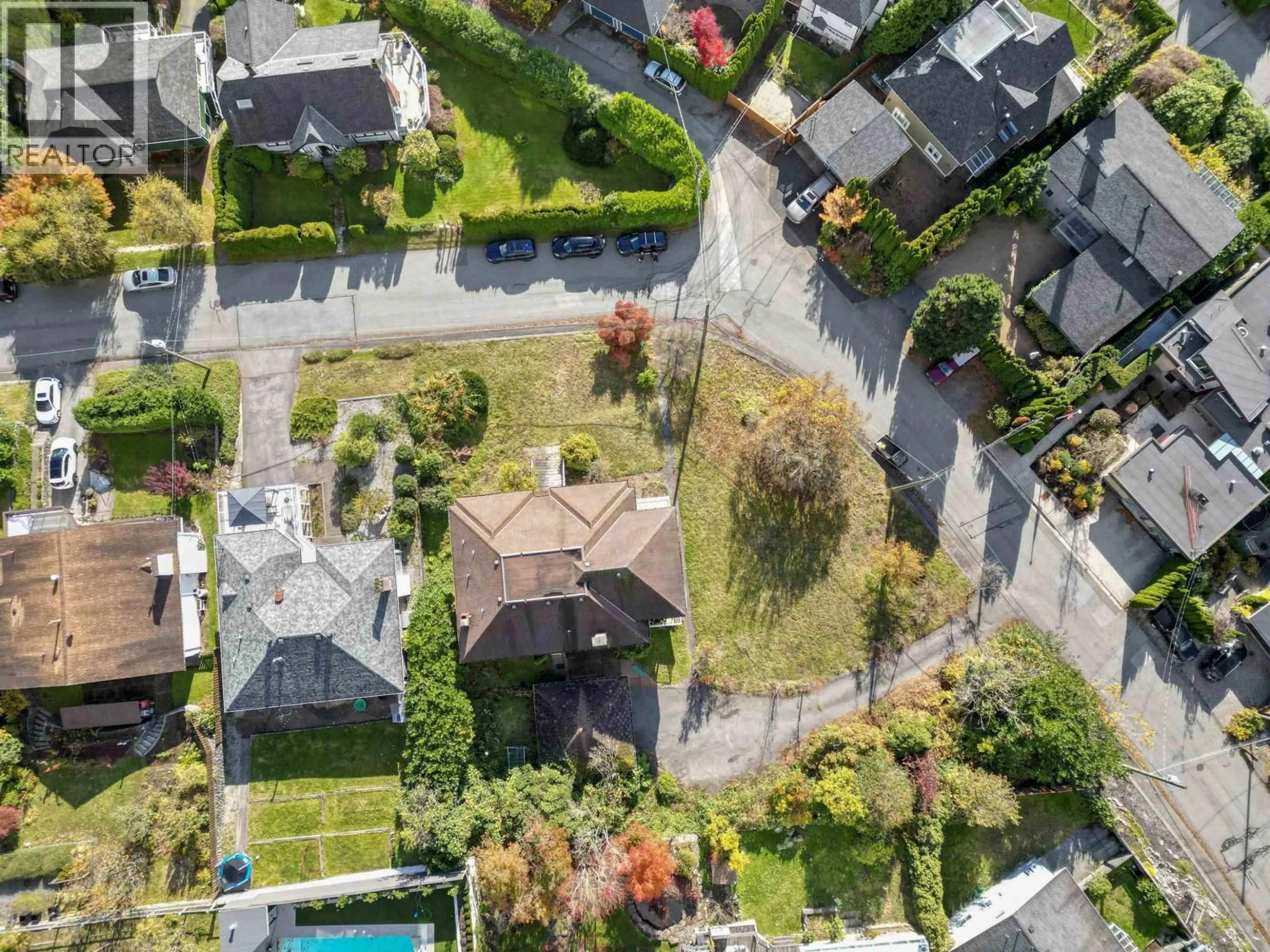 A pic from outside/outdoor area/front of a property/back of a property/a pic from drone, street for 404 SOMERSET STREET, North Vancouver British Columbia V7N1G3