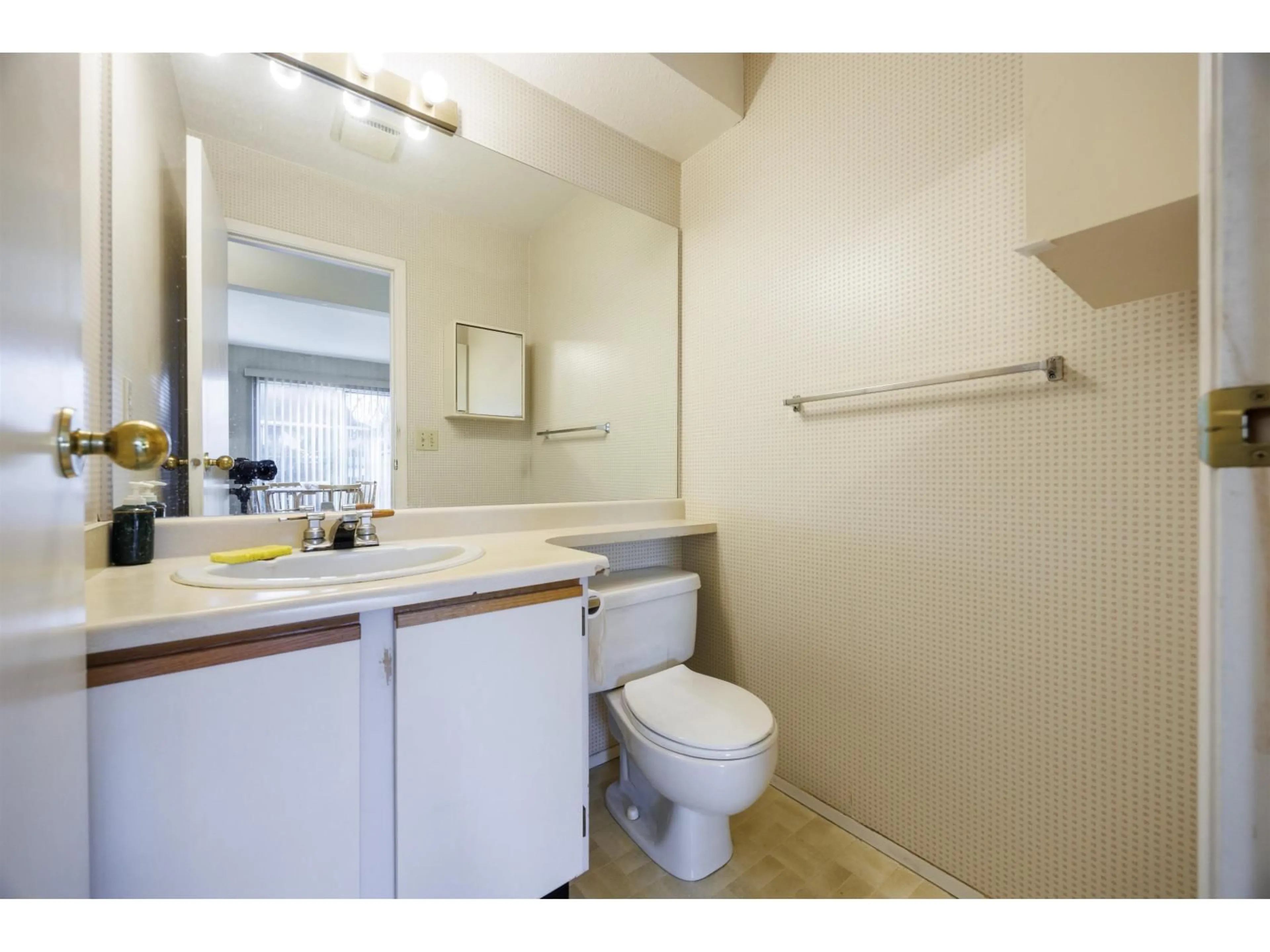 Standard bathroom, unknown for 15114 98 AVENUE, Surrey British Columbia V3R8T2
