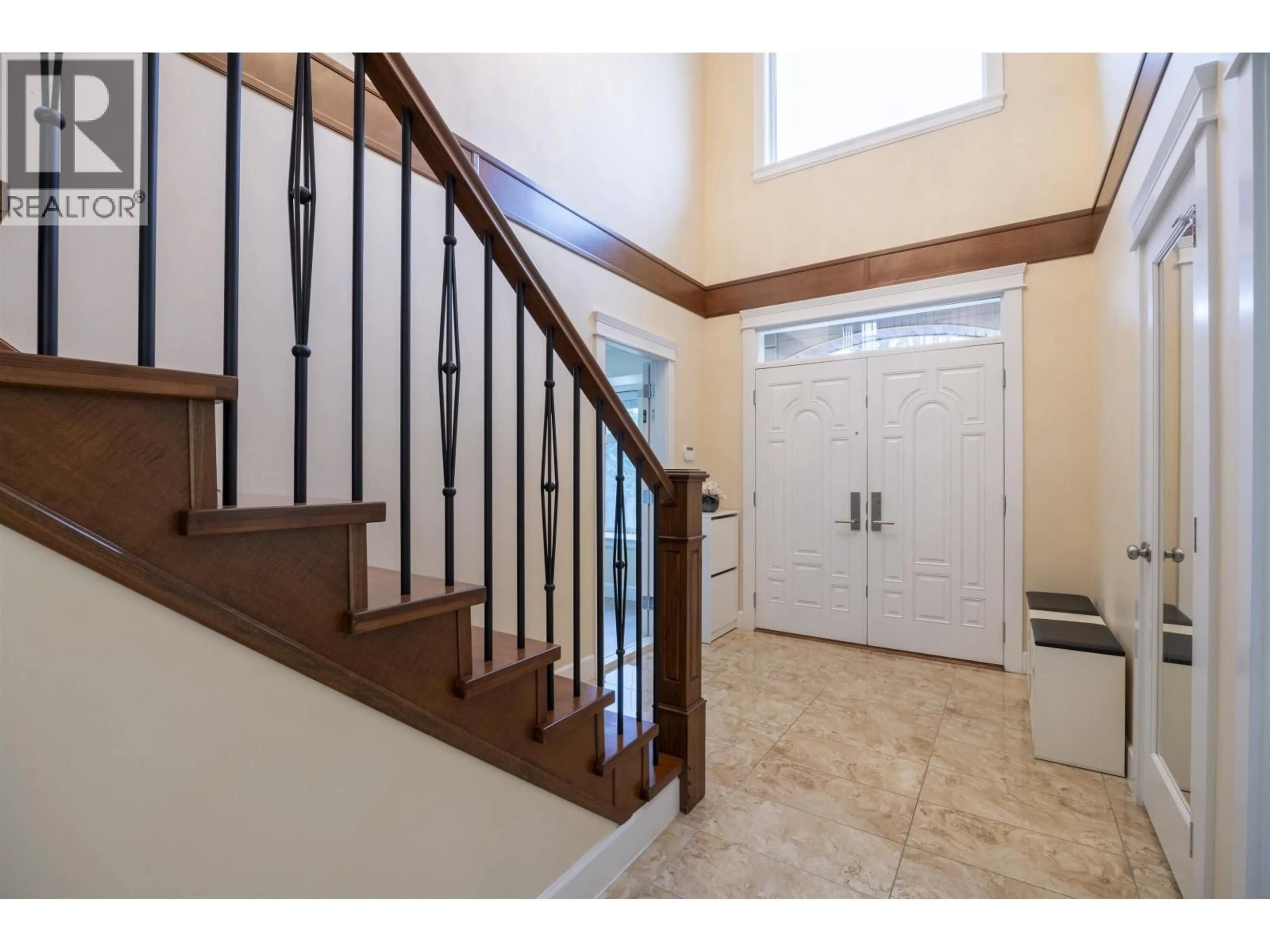 Indoor entryway for 4346 WILDWOOD CRESCENT, Burnaby British Columbia V5G2M4