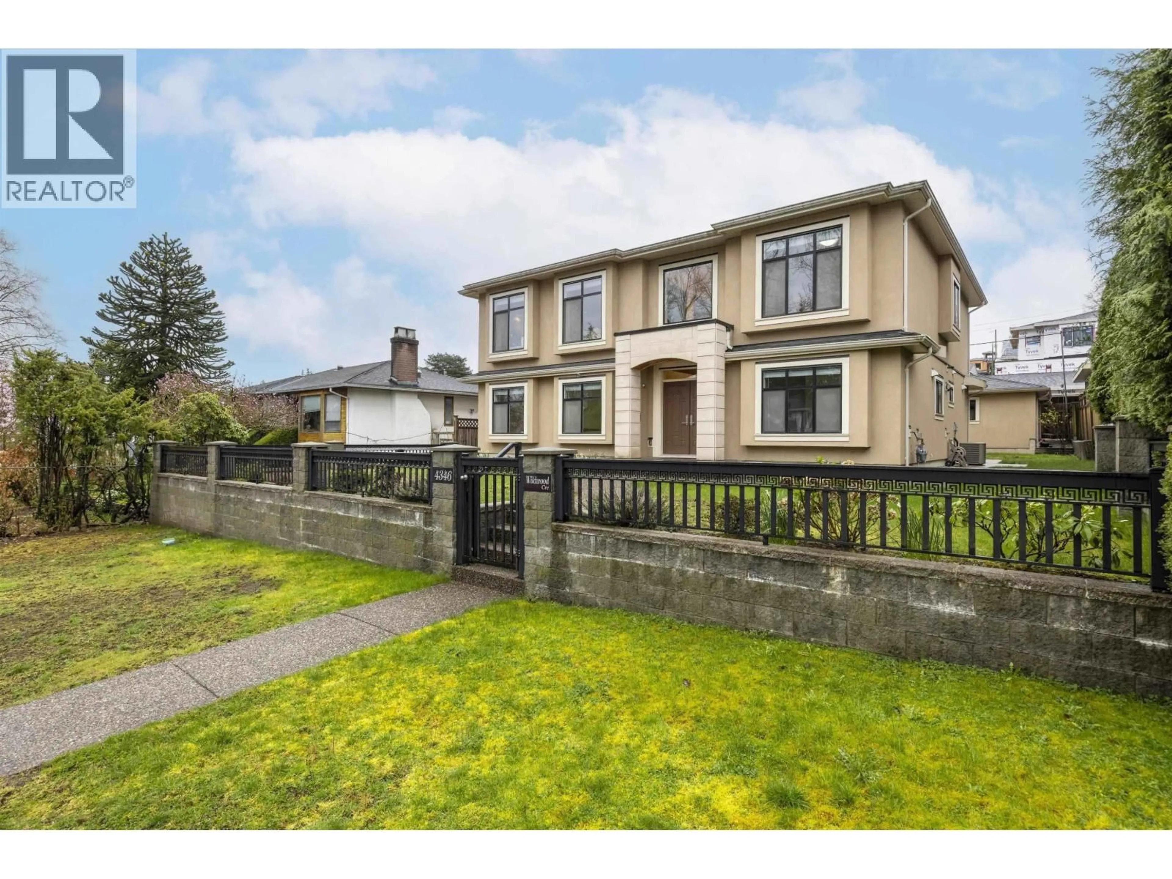 A pic from outside/outdoor area/front of a property/back of a property/a pic from drone, street for 4346 WILDWOOD CRESCENT, Burnaby British Columbia V5G2M4