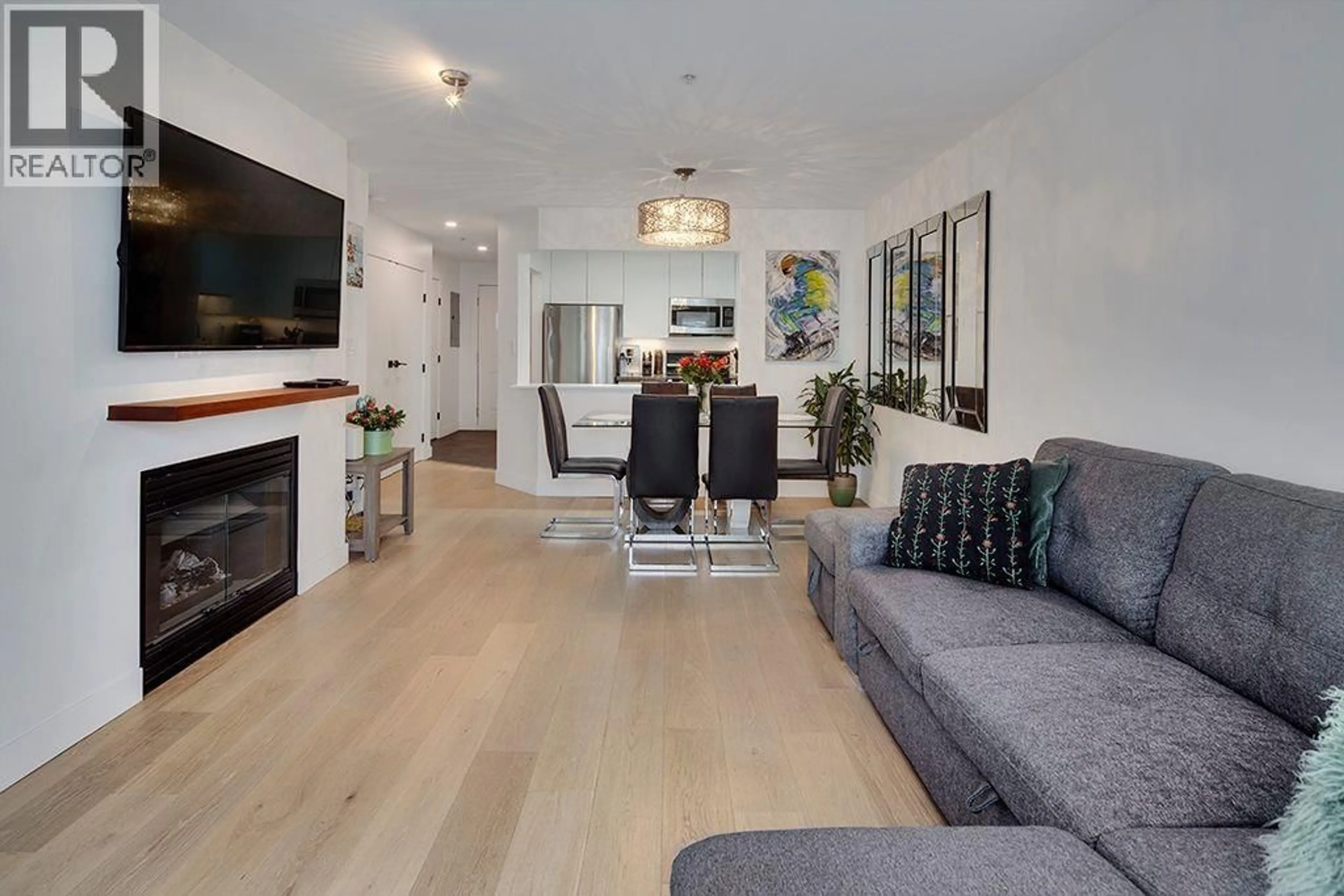 Living room with furniture, wood/laminate floor for 411 - 108 ESPLANADE AVENUE, North Vancouver British Columbia V7M3M8