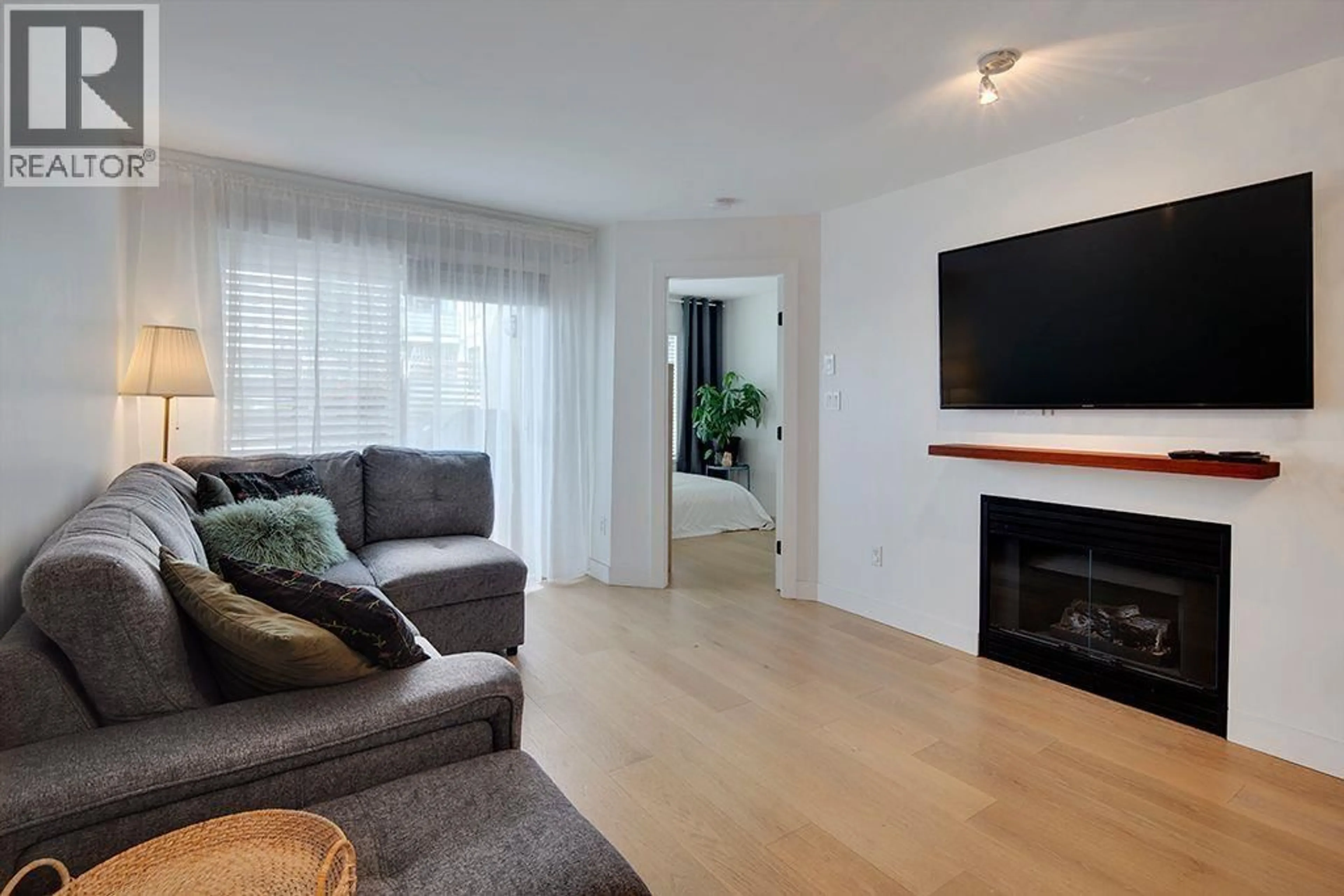 Living room with furniture, wood/laminate floor for 411 - 108 ESPLANADE AVENUE, North Vancouver British Columbia V7M3M8