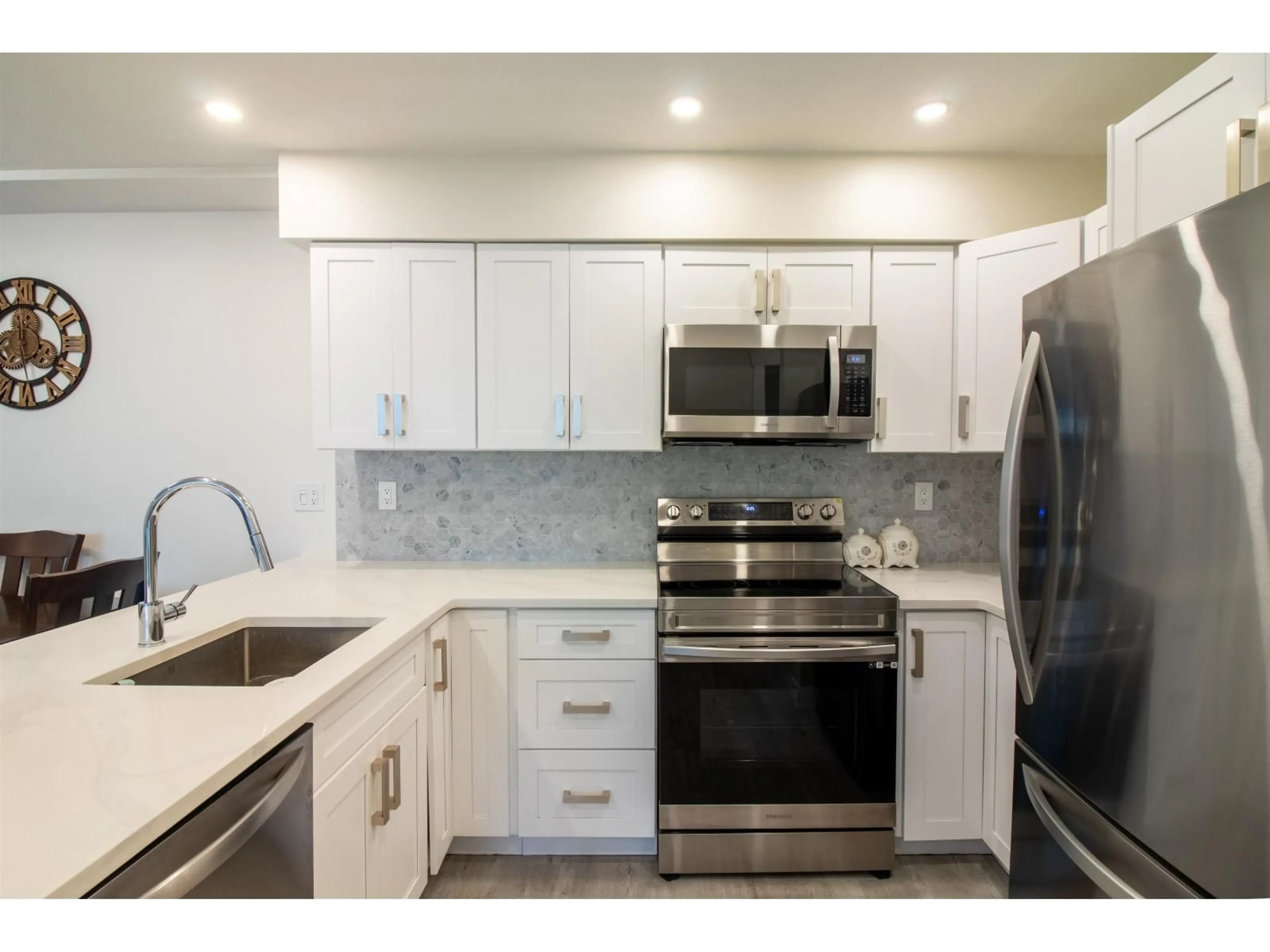 Standard kitchen, ceramic/tile floor for 12 - 7115 134 STREET, Surrey British Columbia V3W4T1