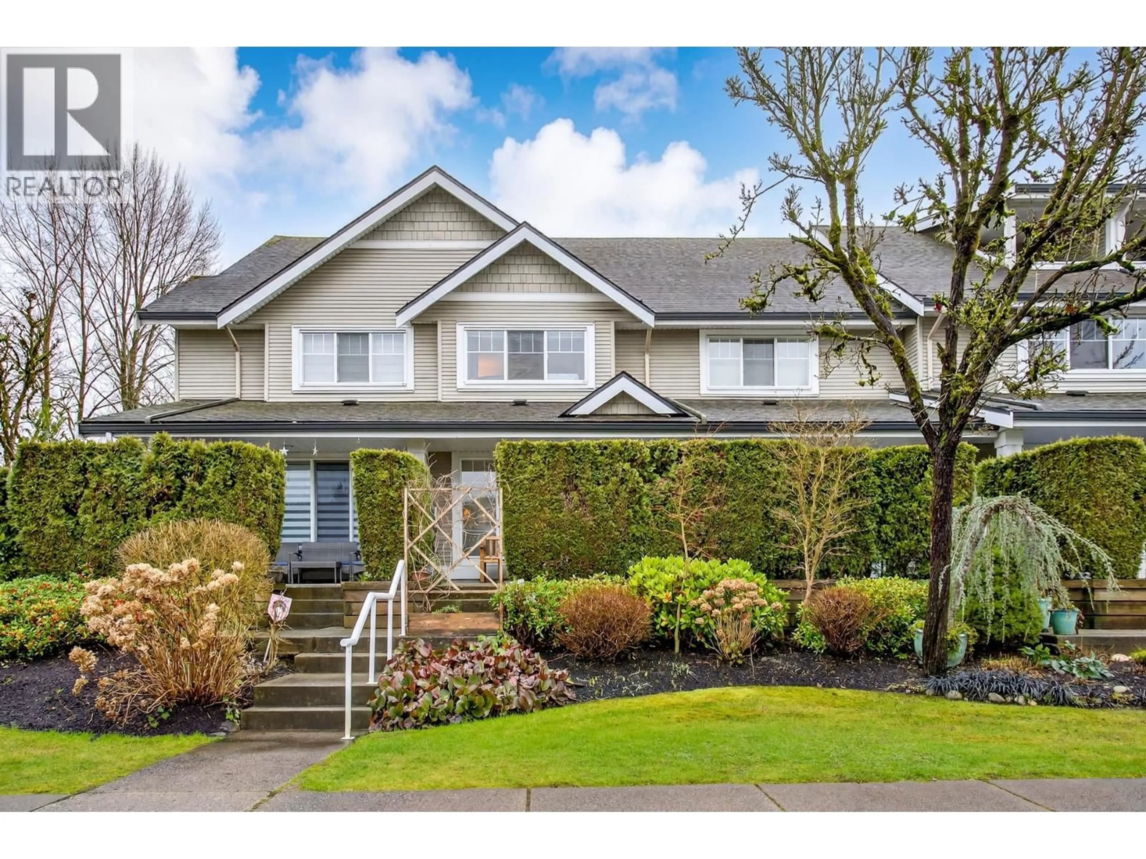 Home with vinyl exterior material, street for 10 - 2927 FREMONT STREET, Port Coquitlam British Columbia V3B7X8