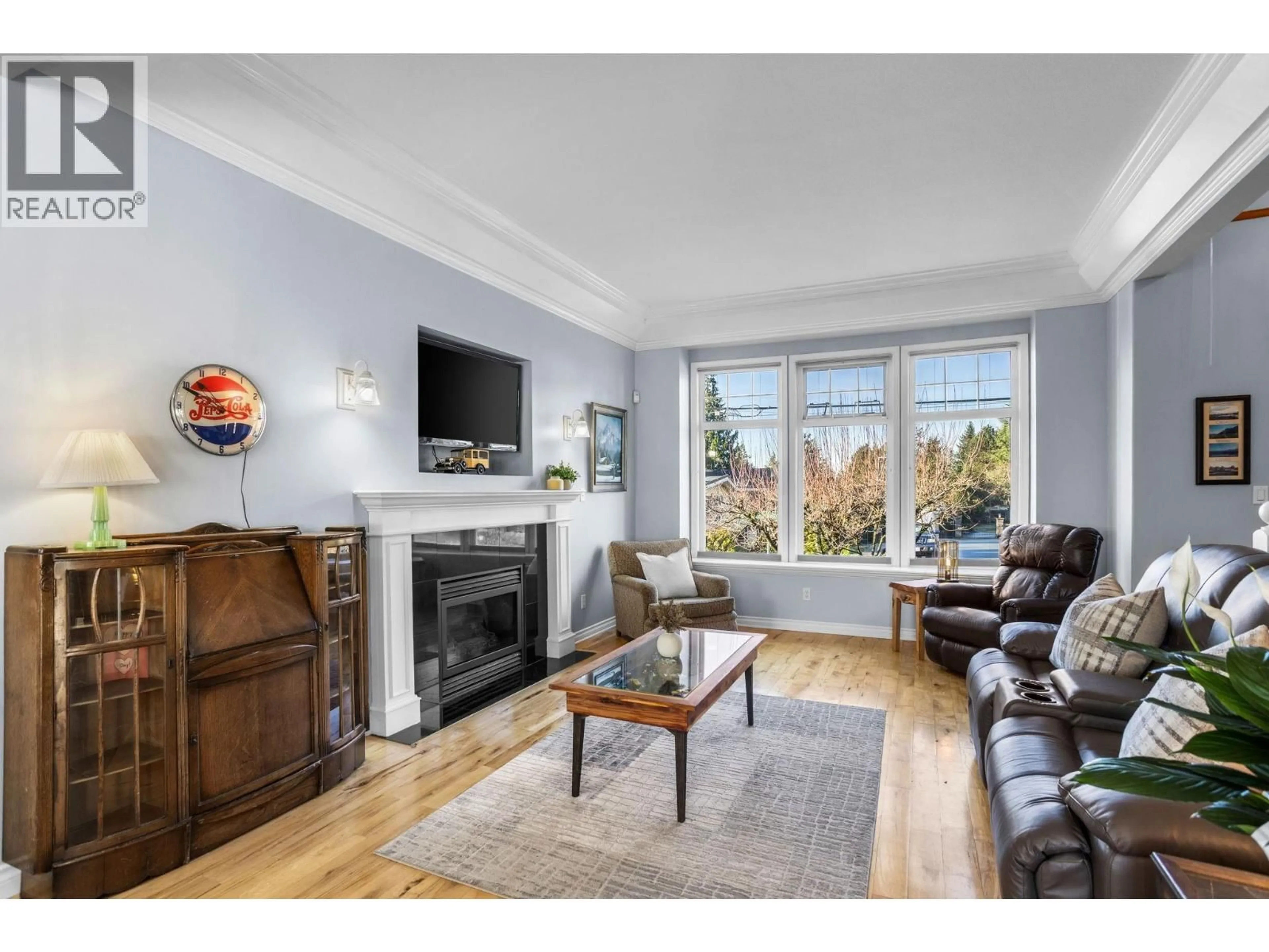 Living room with furniture, wood/laminate floor for 407 DELMONT STREET, Coquitlam British Columbia V3K4G3