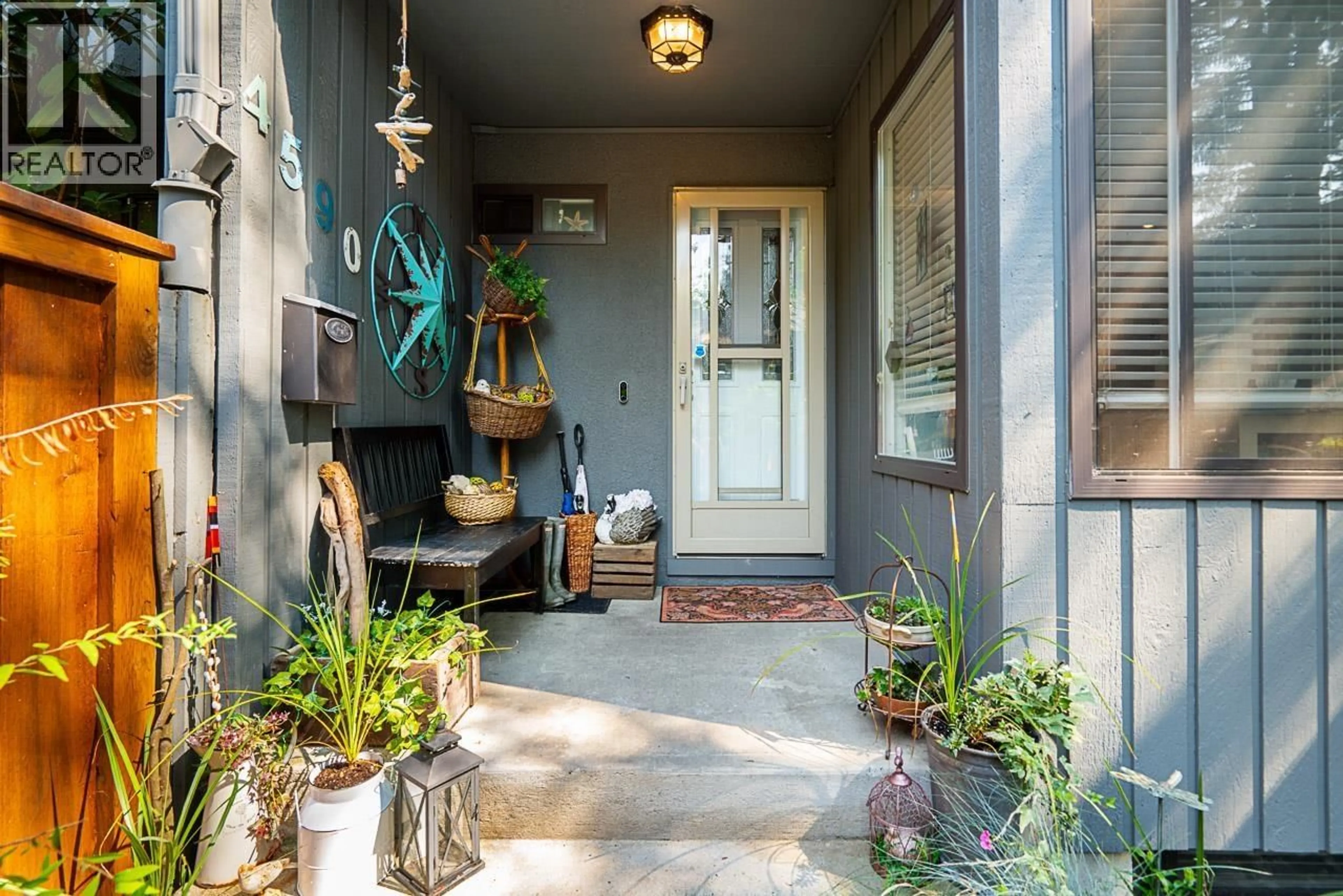 Indoor entryway for 4590 ELMGROVE DRIVE, Burnaby British Columbia V5G3Y8