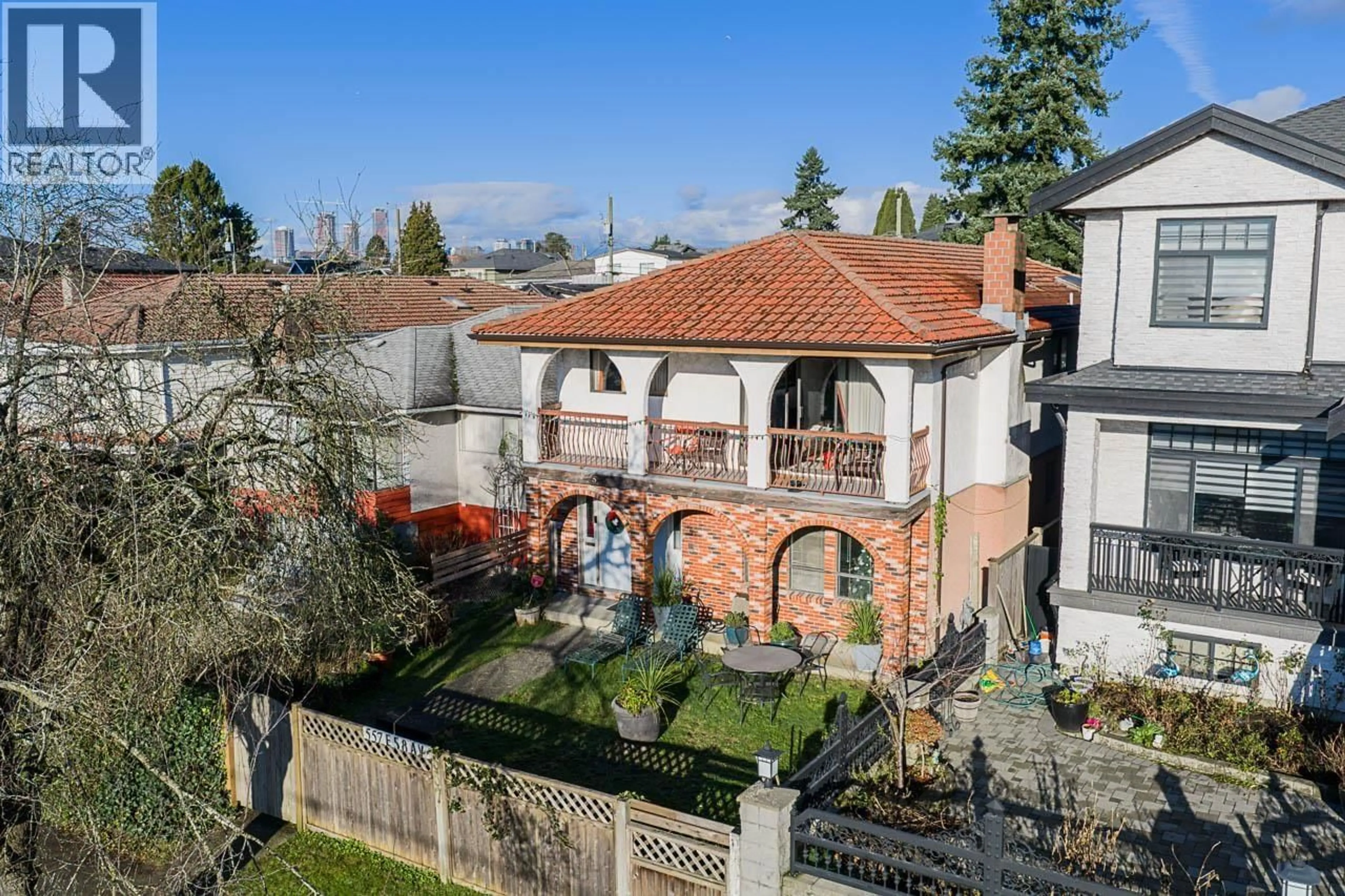 A pic from outside/outdoor area/front of a property/back of a property/a pic from drone, street for 557 58TH AVENUE, Vancouver British Columbia V5X1W1