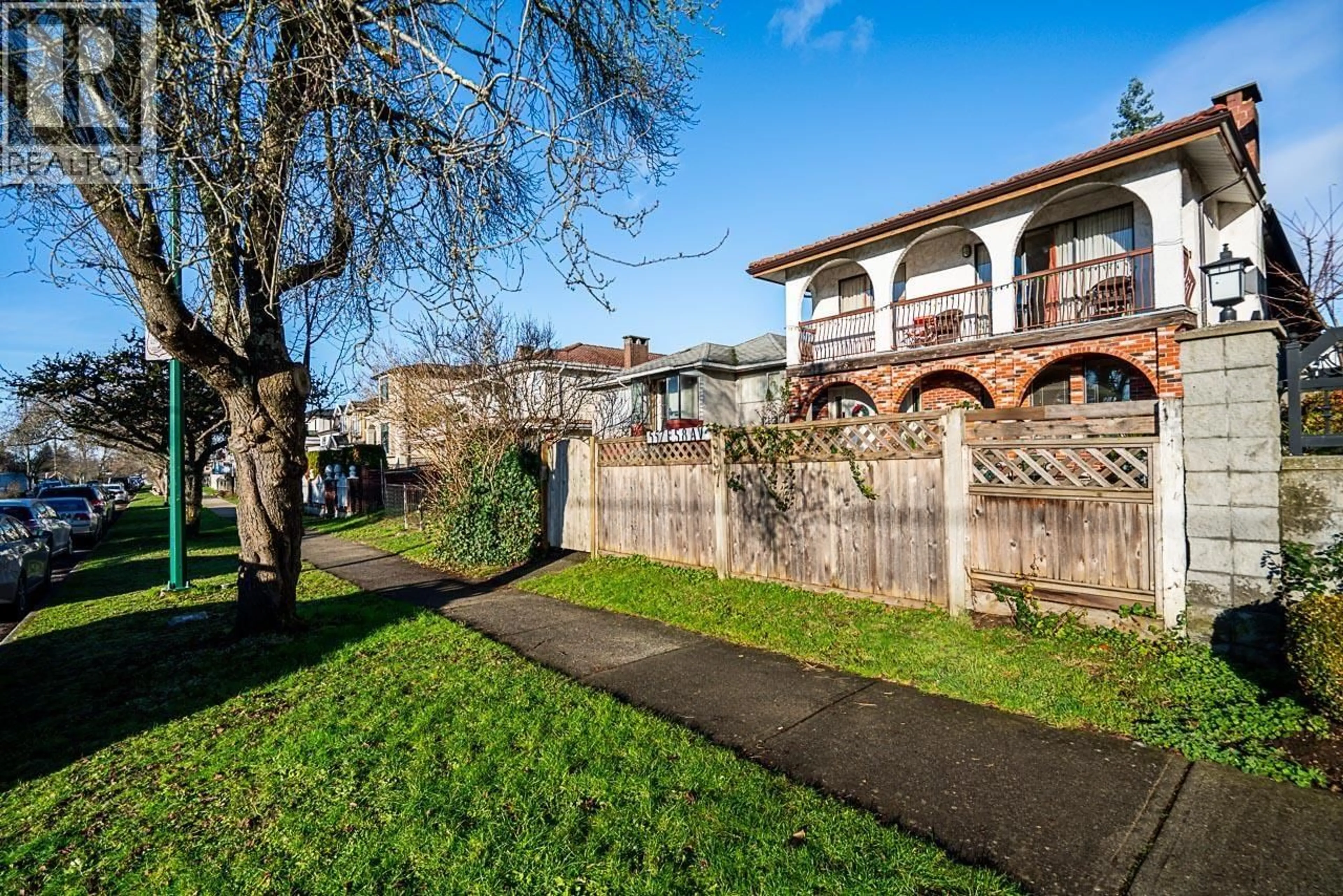 A pic from outside/outdoor area/front of a property/back of a property/a pic from drone, street for 557 58TH AVENUE, Vancouver British Columbia V5X1W1