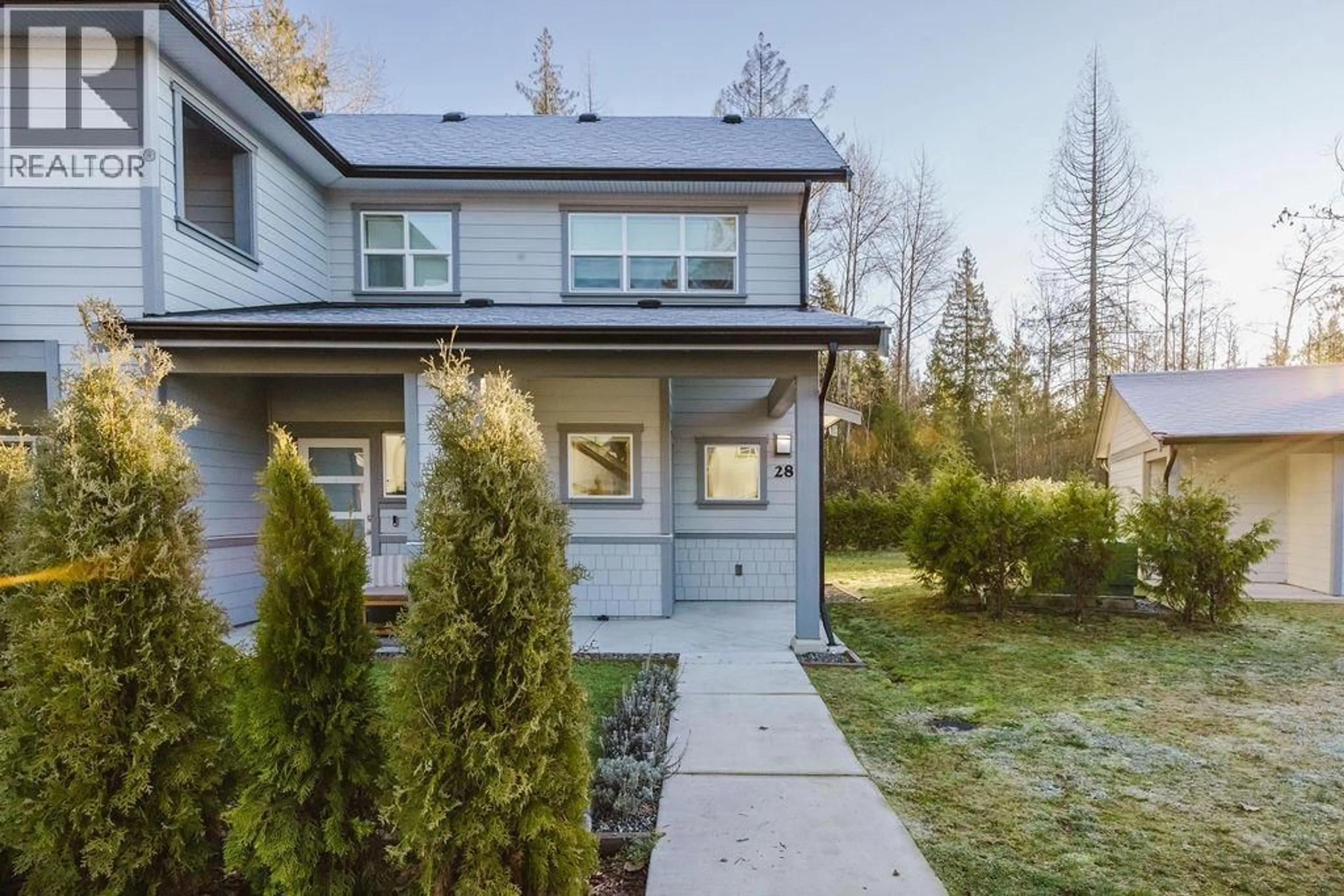 Home with vinyl exterior material, street for 28 - 950 WOODSWORTH ROAD, Gibsons British Columbia V0N1V7