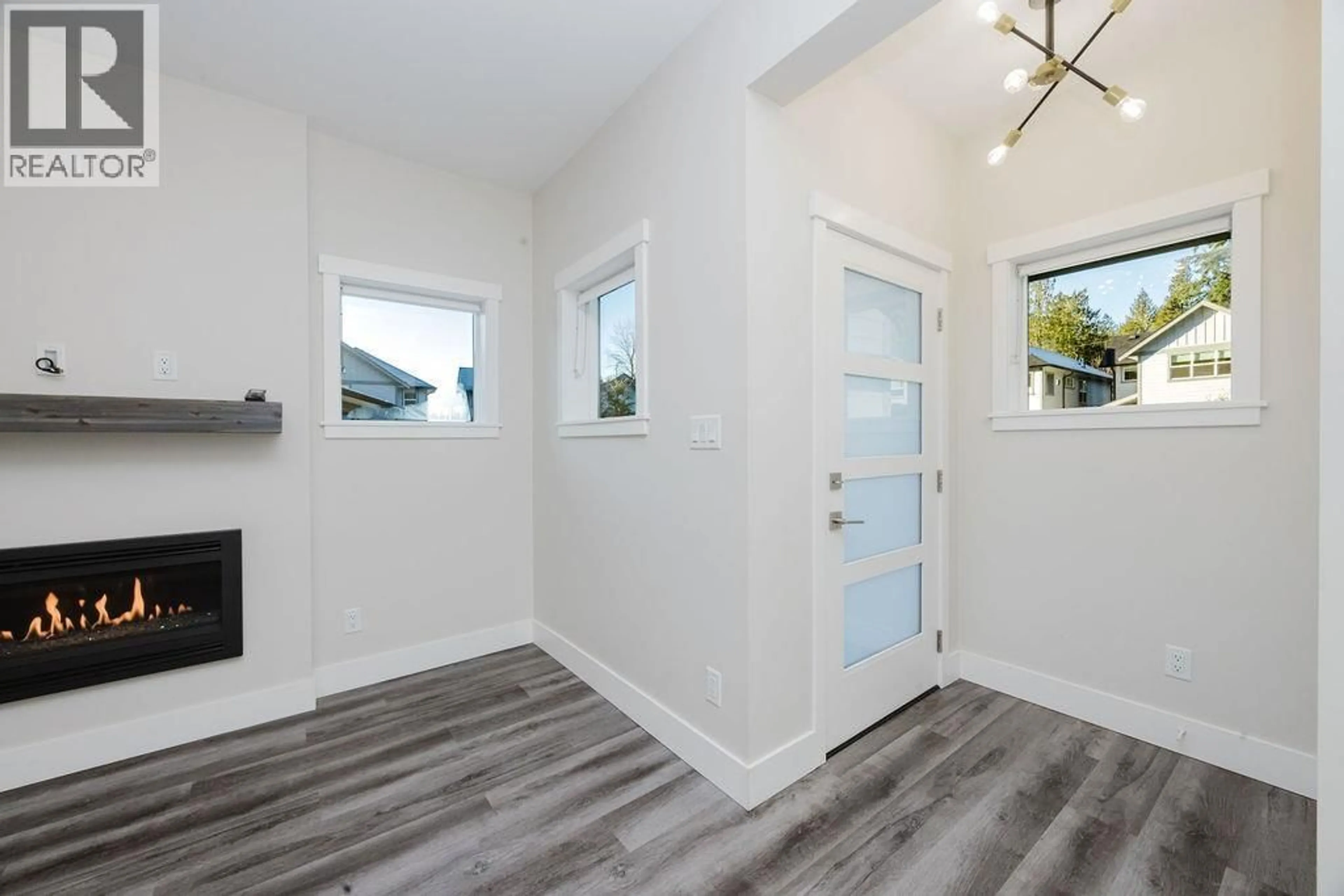 Indoor entryway for 28 - 950 WOODSWORTH ROAD, Gibsons British Columbia V0N1V7