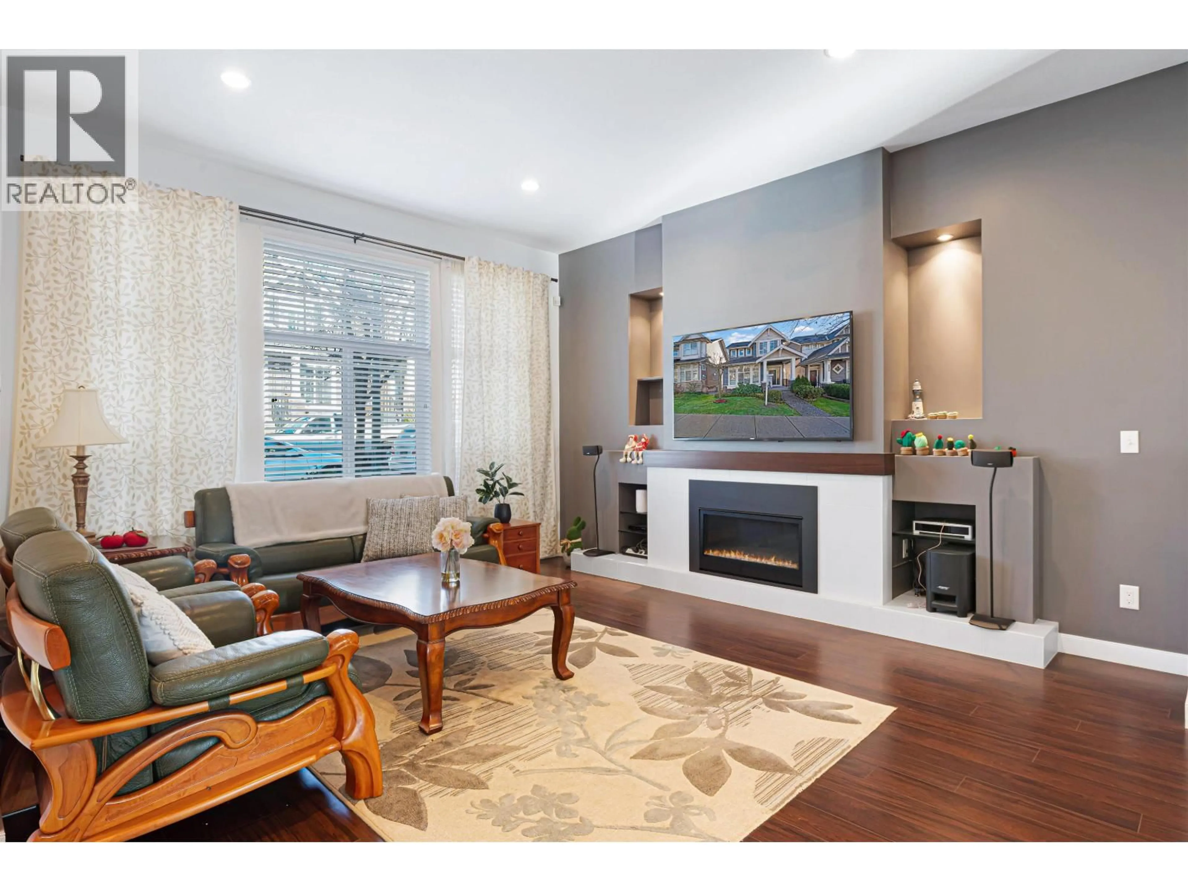 Living room with furniture, wood/laminate floor for 3376 WATKINS AVENUE, Coquitlam British Columbia V3E0H5