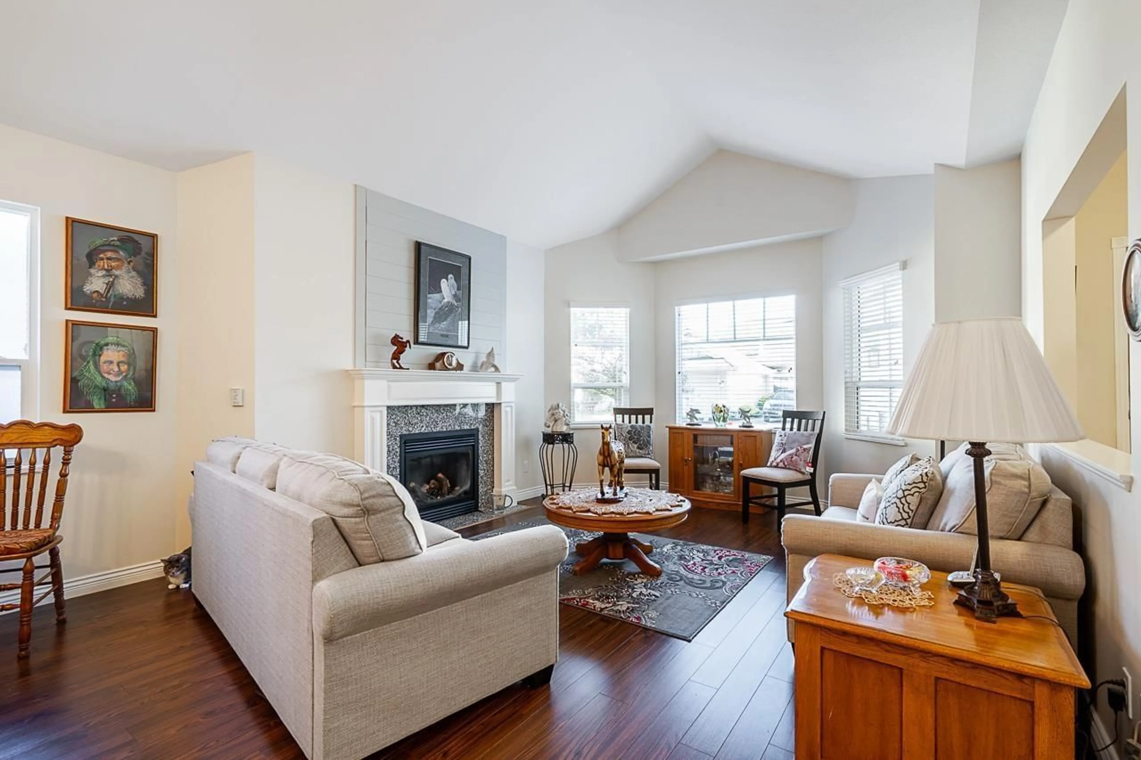 Living room with furniture, wood/laminate floor for 314 - 20655 88 AVENUE, Langley British Columbia V1M2M5