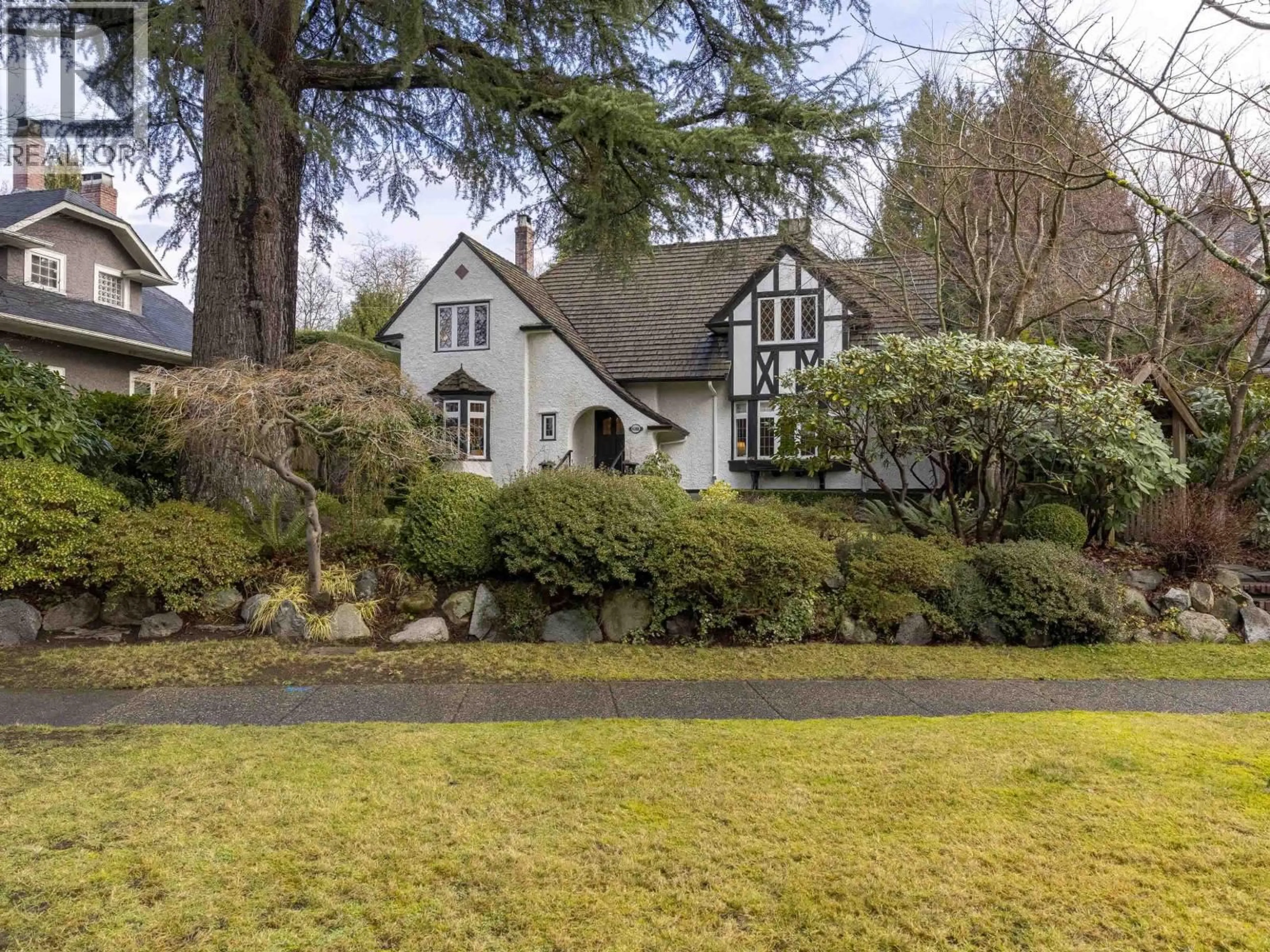 A pic from outside/outdoor area/front of a property/back of a property/a pic from drone, street for 4388 ANGUS DRIVE, Vancouver British Columbia V6J4J3