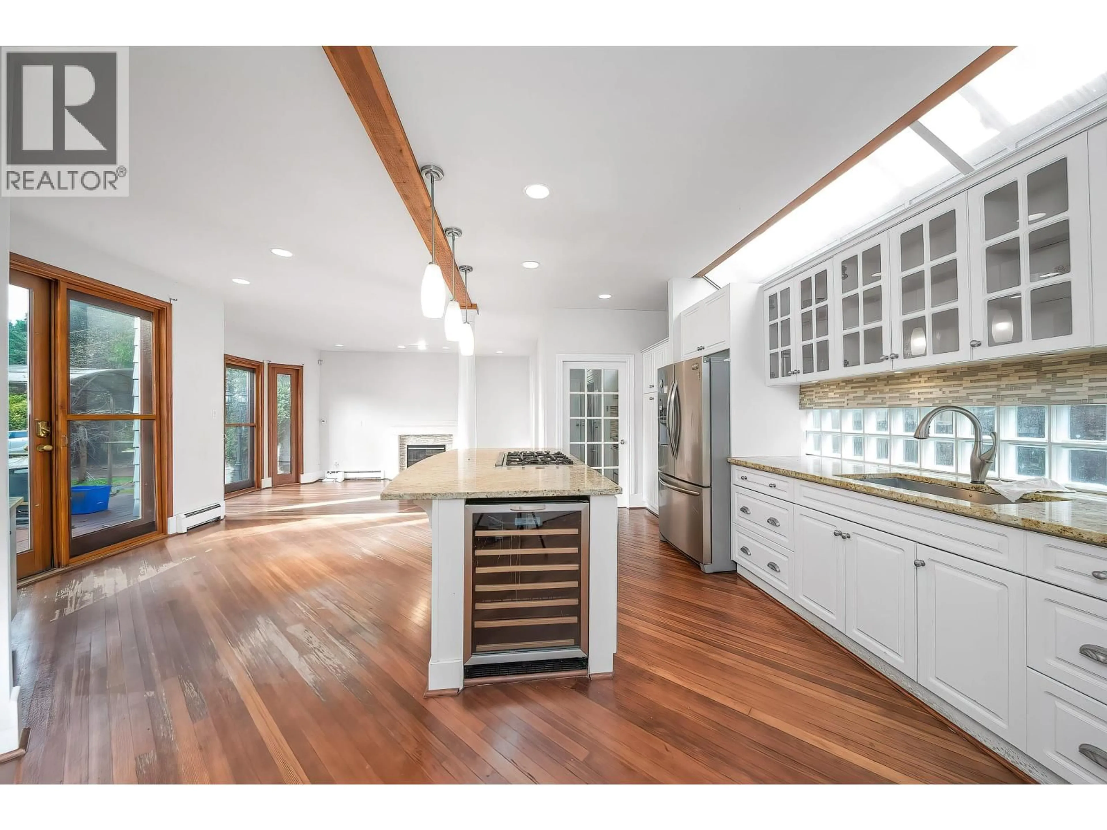 Open concept kitchen, wood/laminate floor for 992 3RD STREET, West Vancouver British Columbia V7T2J3