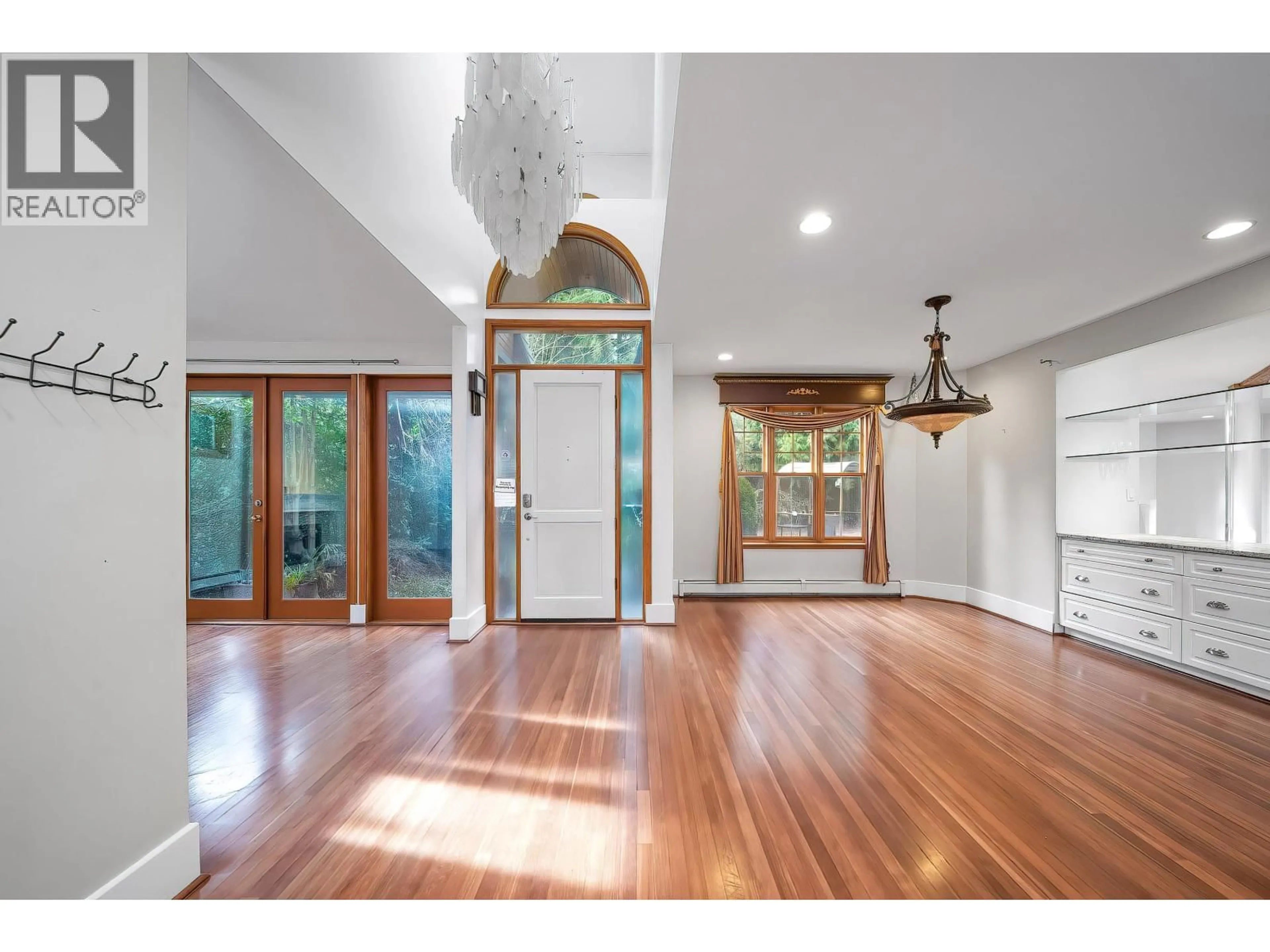Indoor foyer for 992 3RD STREET, West Vancouver British Columbia V7T2J3