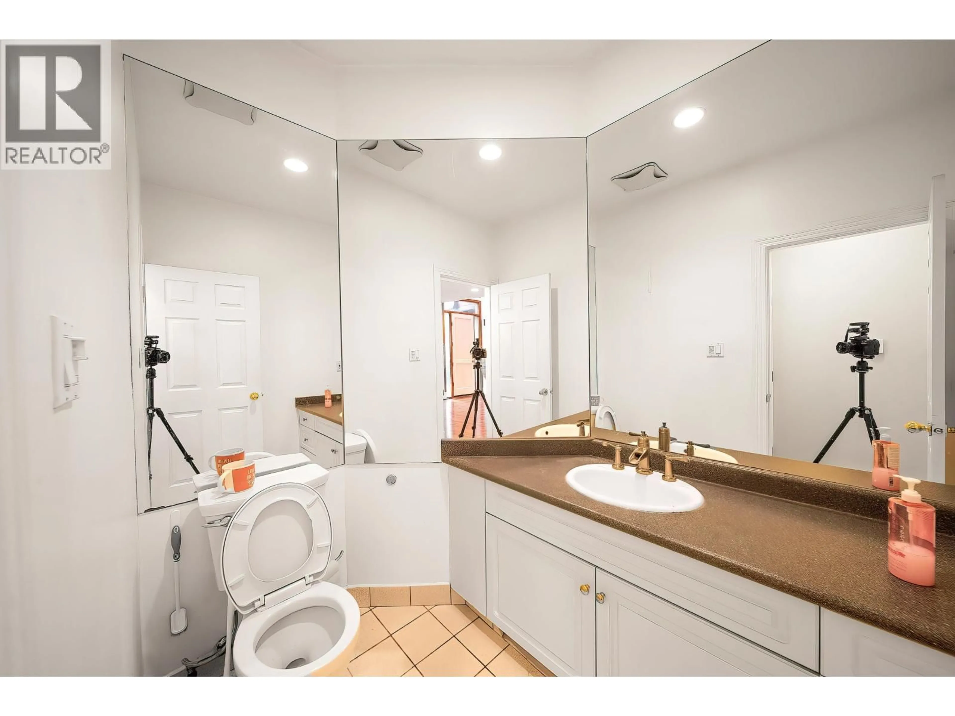 Standard bathroom, ceramic/tile floor for 992 3RD STREET, West Vancouver British Columbia V7T2J3