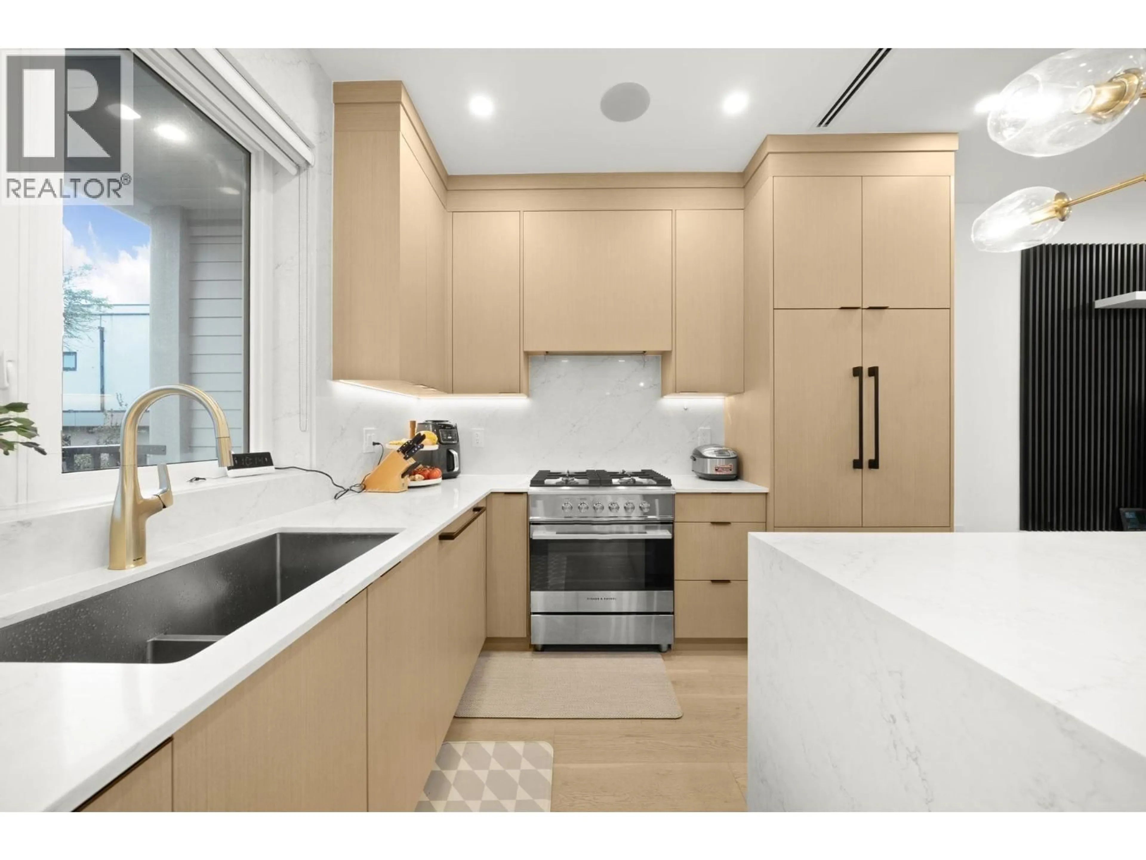 Contemporary kitchen, unknown for 552 58TH AVENUE, Vancouver British Columbia V5X1W2