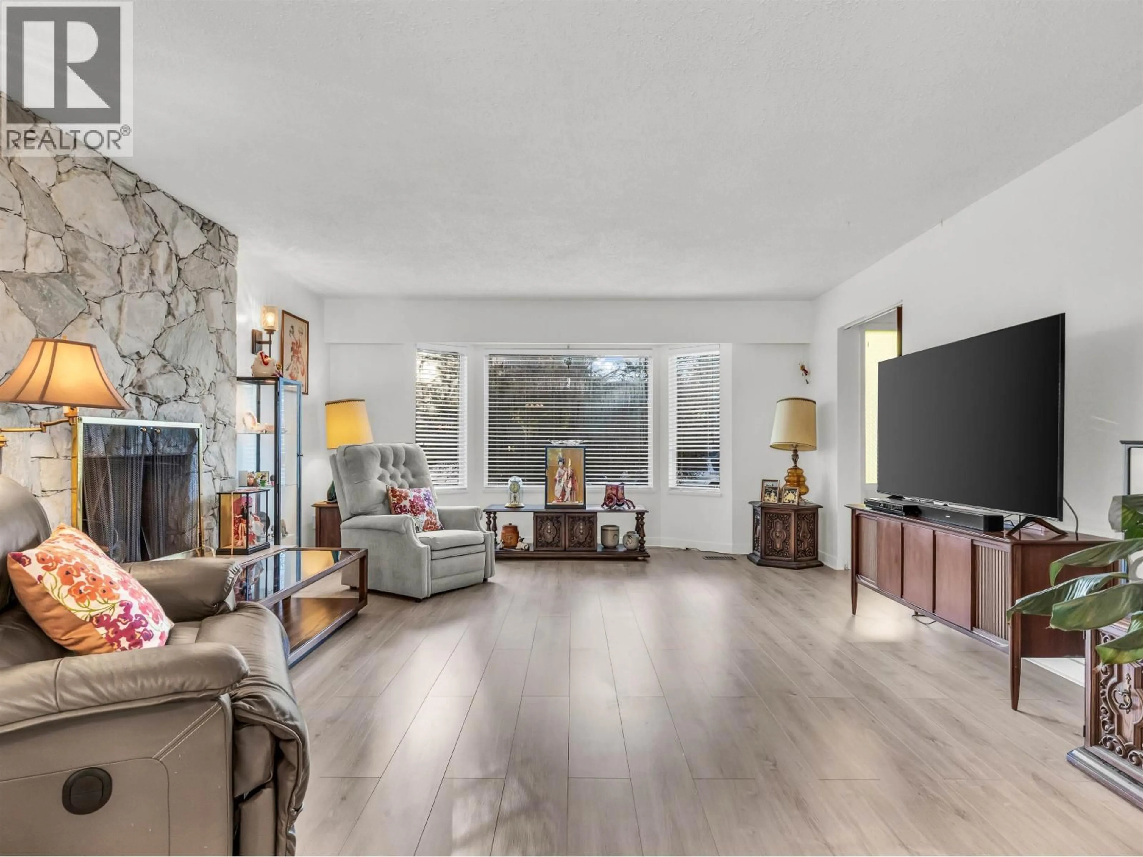 Living room with furniture, unknown for 6870 6TH STREET, Burnaby British Columbia V5E3T1