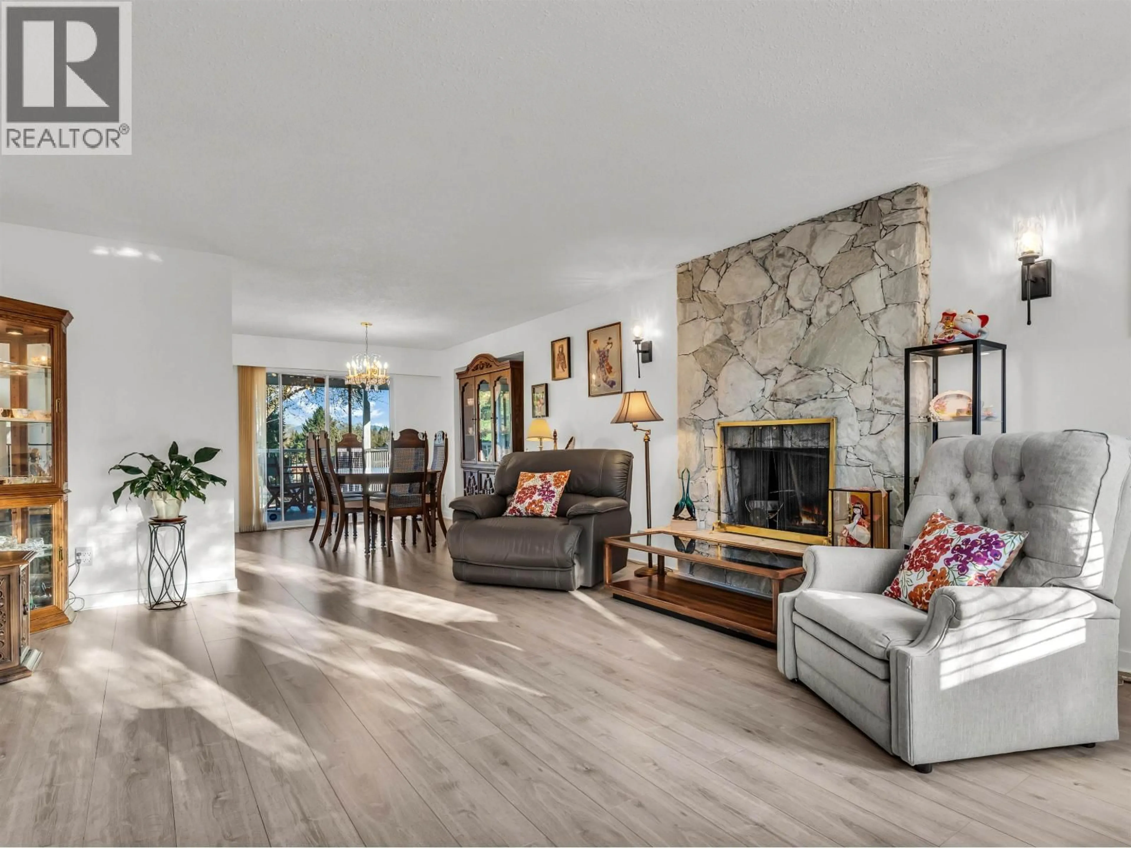 Living room with furniture, unknown for 6870 6TH STREET, Burnaby British Columbia V5E3T1