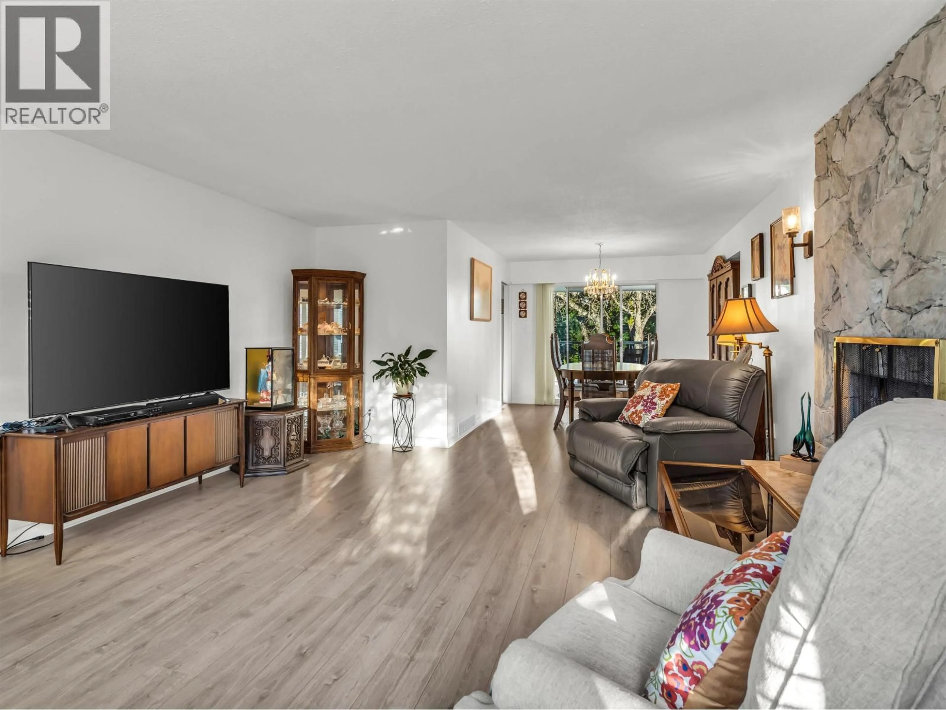 Living room with furniture, wood/laminate floor for 6870 6TH STREET, Burnaby British Columbia V5E3T1