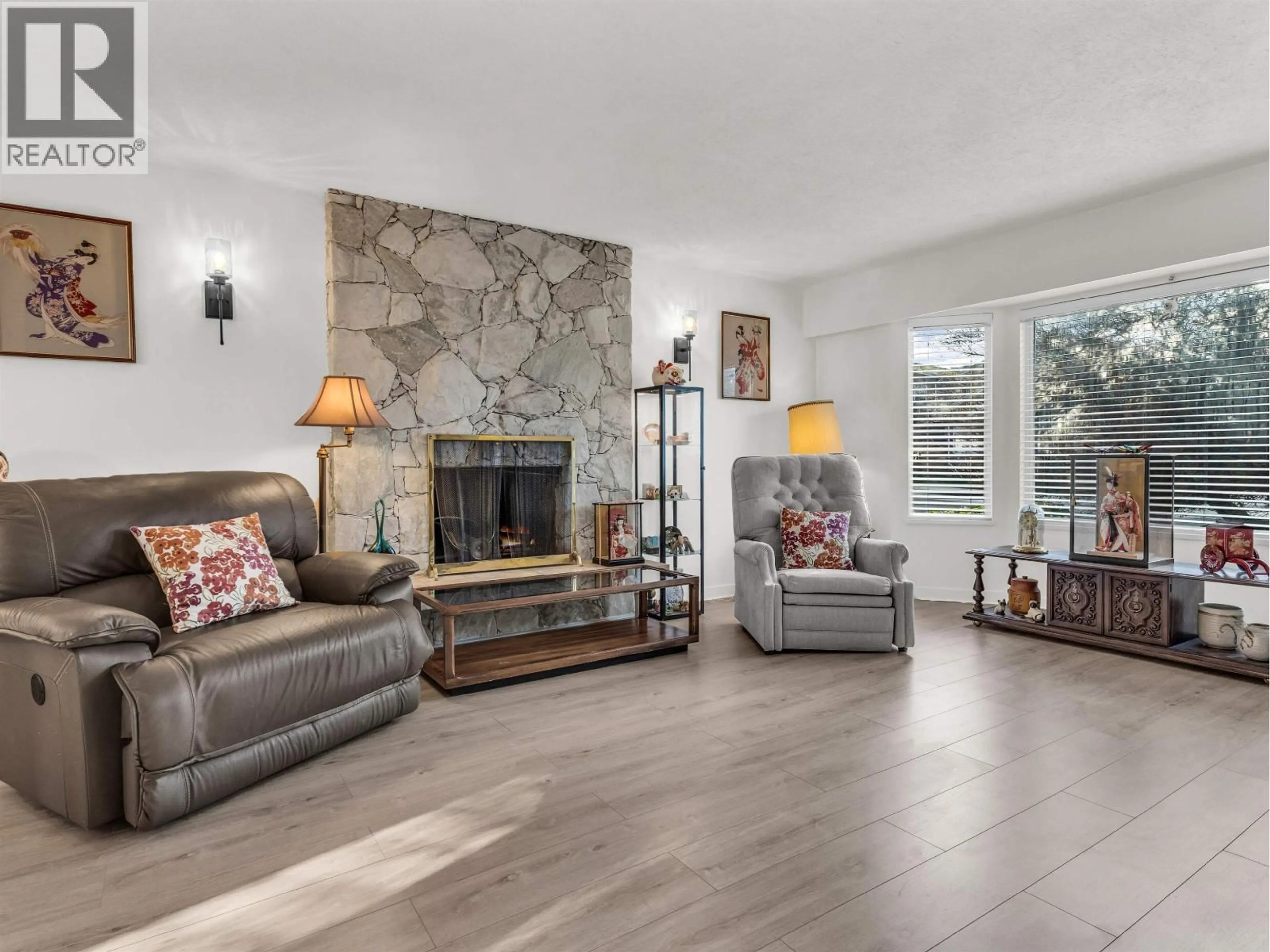 Living room with furniture, unknown for 6870 6TH STREET, Burnaby British Columbia V5E3T1