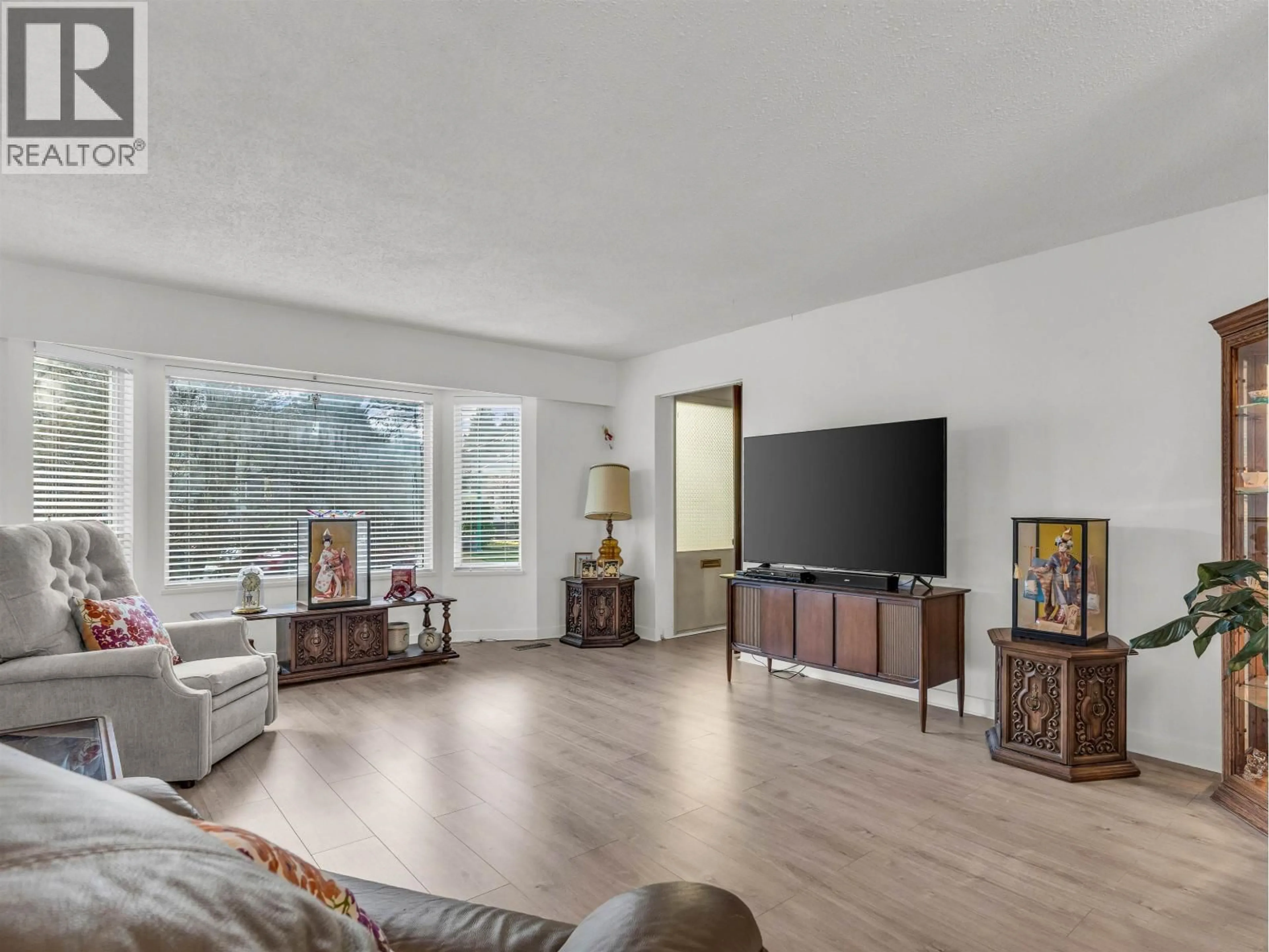 Living room with furniture, unknown for 6870 6TH STREET, Burnaby British Columbia V5E3T1