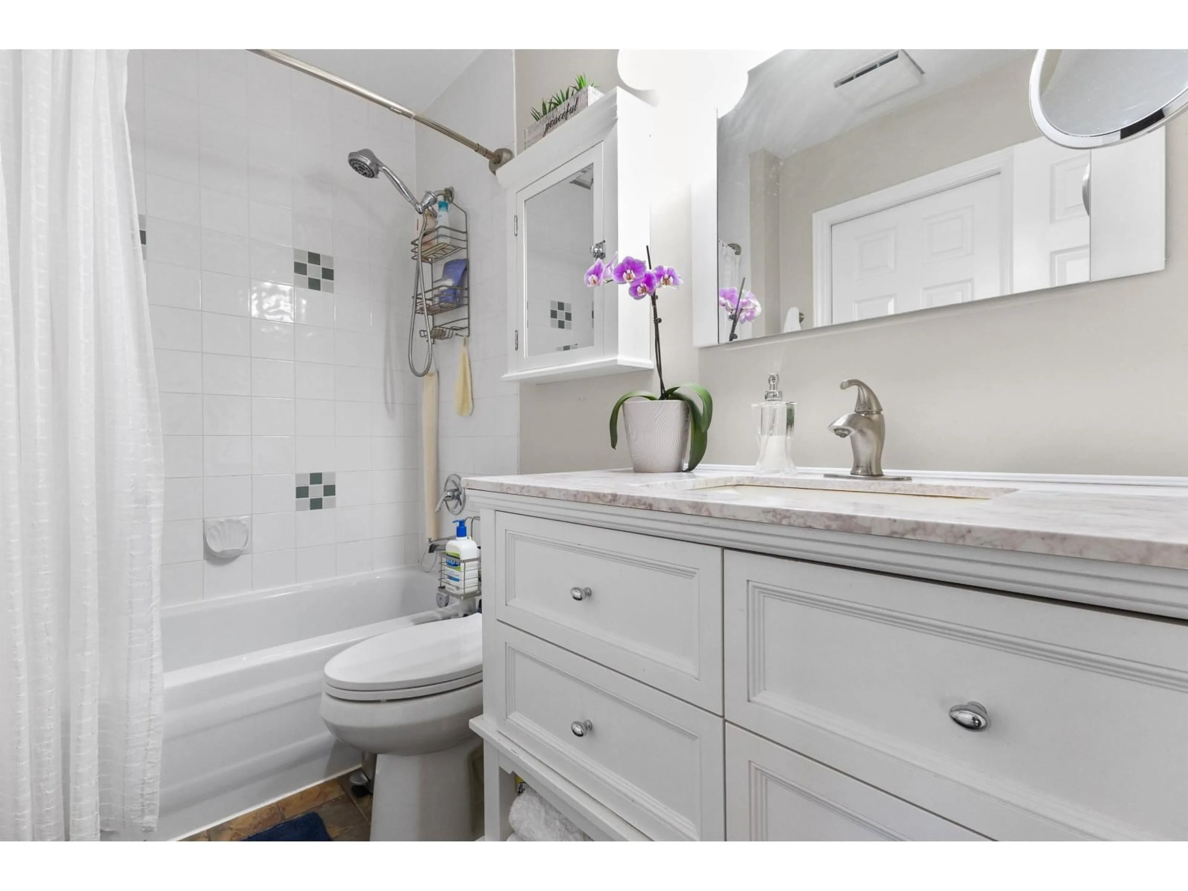 Standard bathroom, ceramic/tile floor for 405 - 13680 84 AVENUE, Surrey British Columbia V3W0T6